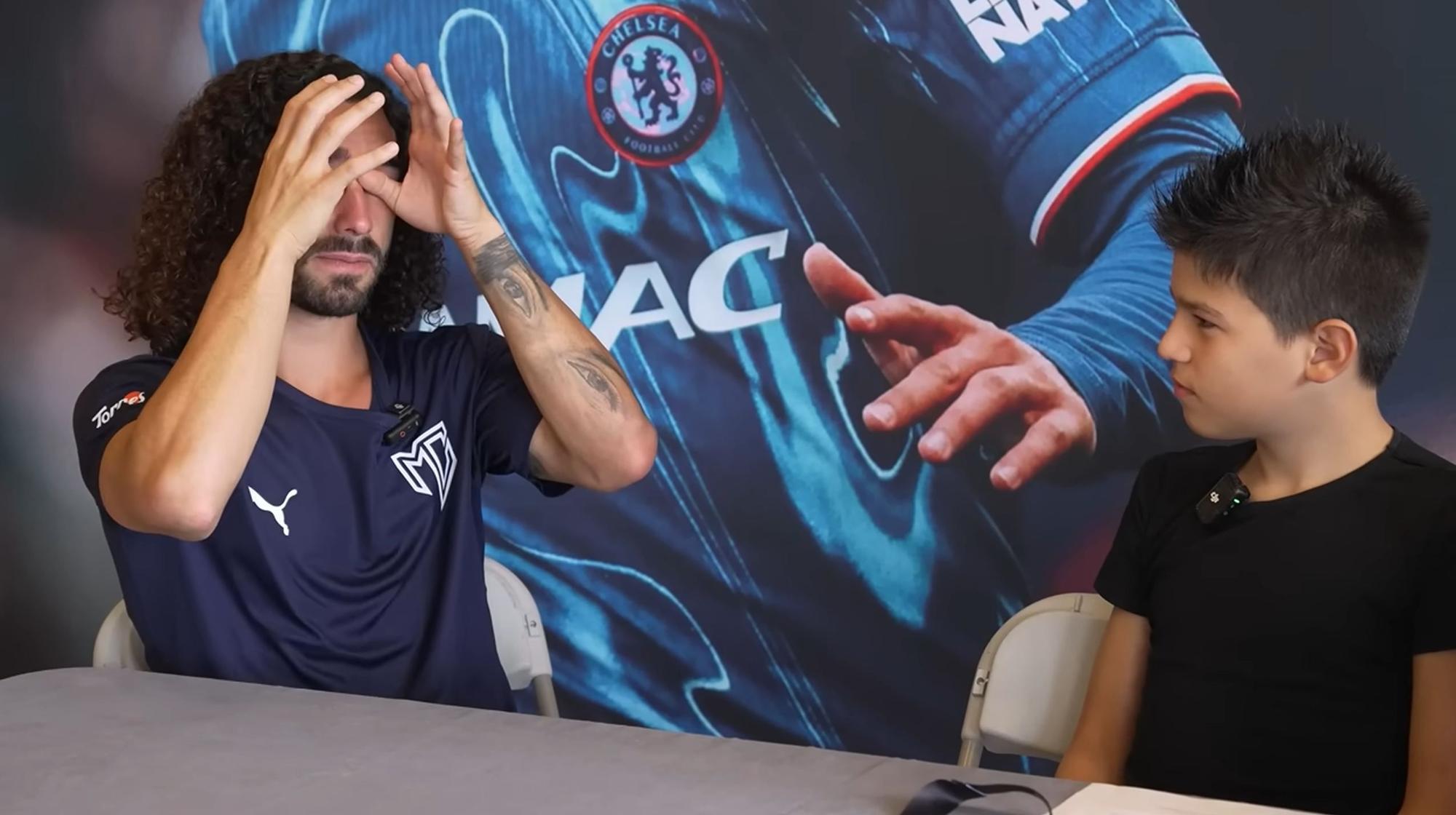Marc Cucurella wischt sich Tränen aus dem Gesicht.