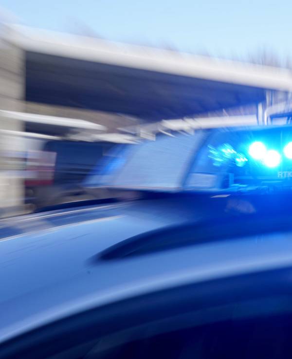 Ein 16-Jähriger ist auf der Flucht vor der Polizei in einem Cabrio rücksichtslos durch einen Gelsenkirchener Stadtteil gerast und hat mehrere rote Ampeln überfahren. (Symbolfoto)