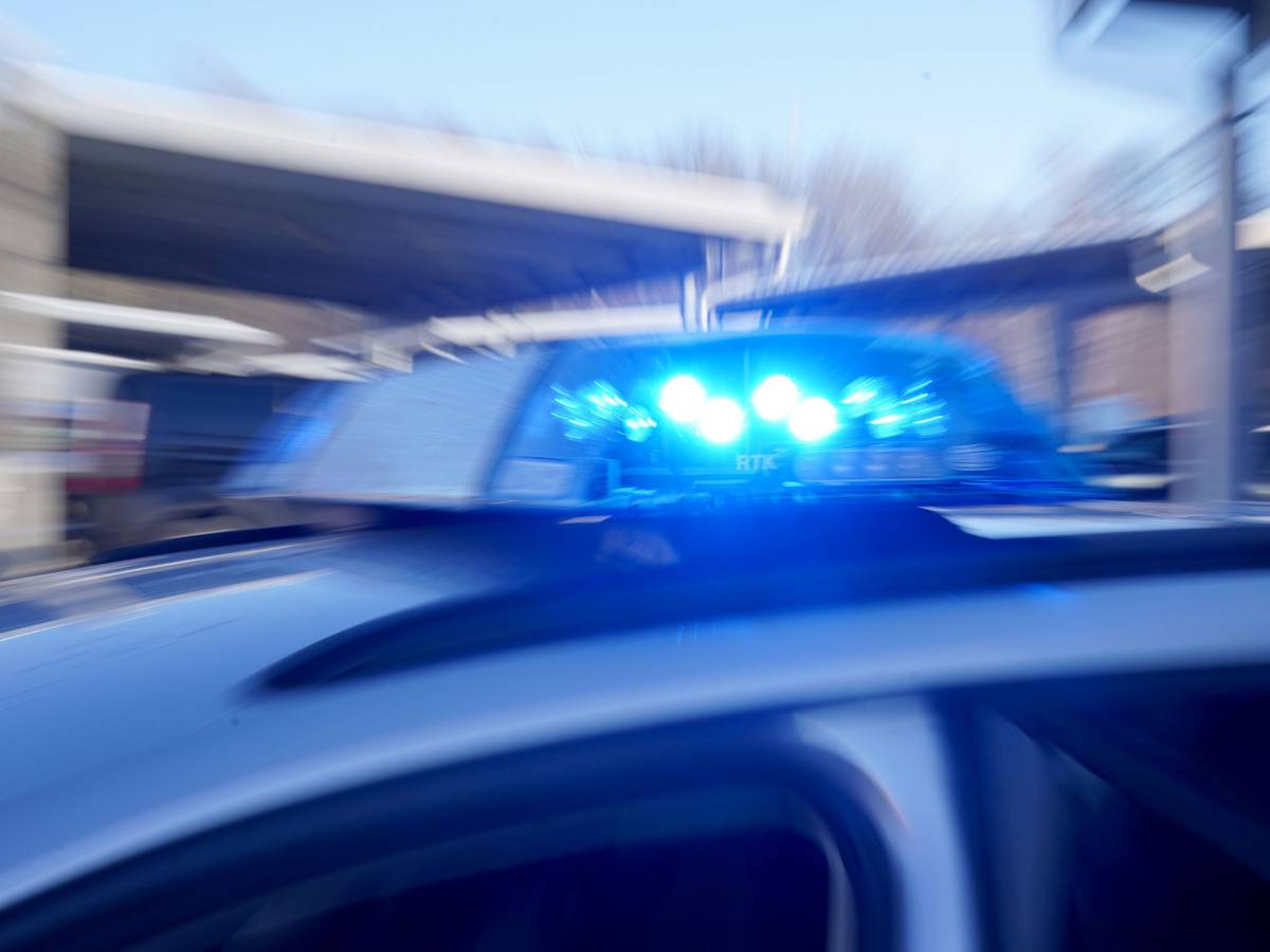 Ein 16-Jähriger ist auf der Flucht vor der Polizei in einem Cabrio rücksichtslos durch einen Gelsenkirchener Stadtteil gerast und hat mehrere rote Ampeln überfahren. (Symbolfoto)