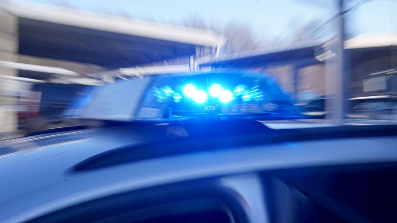 Ein 16-Jähriger ist auf der Flucht vor der Polizei in einem Cabrio rücksichtslos durch einen Gelsenkirchener Stadtteil gerast und hat mehrere rote Ampeln überfahren. (Symbolfoto)