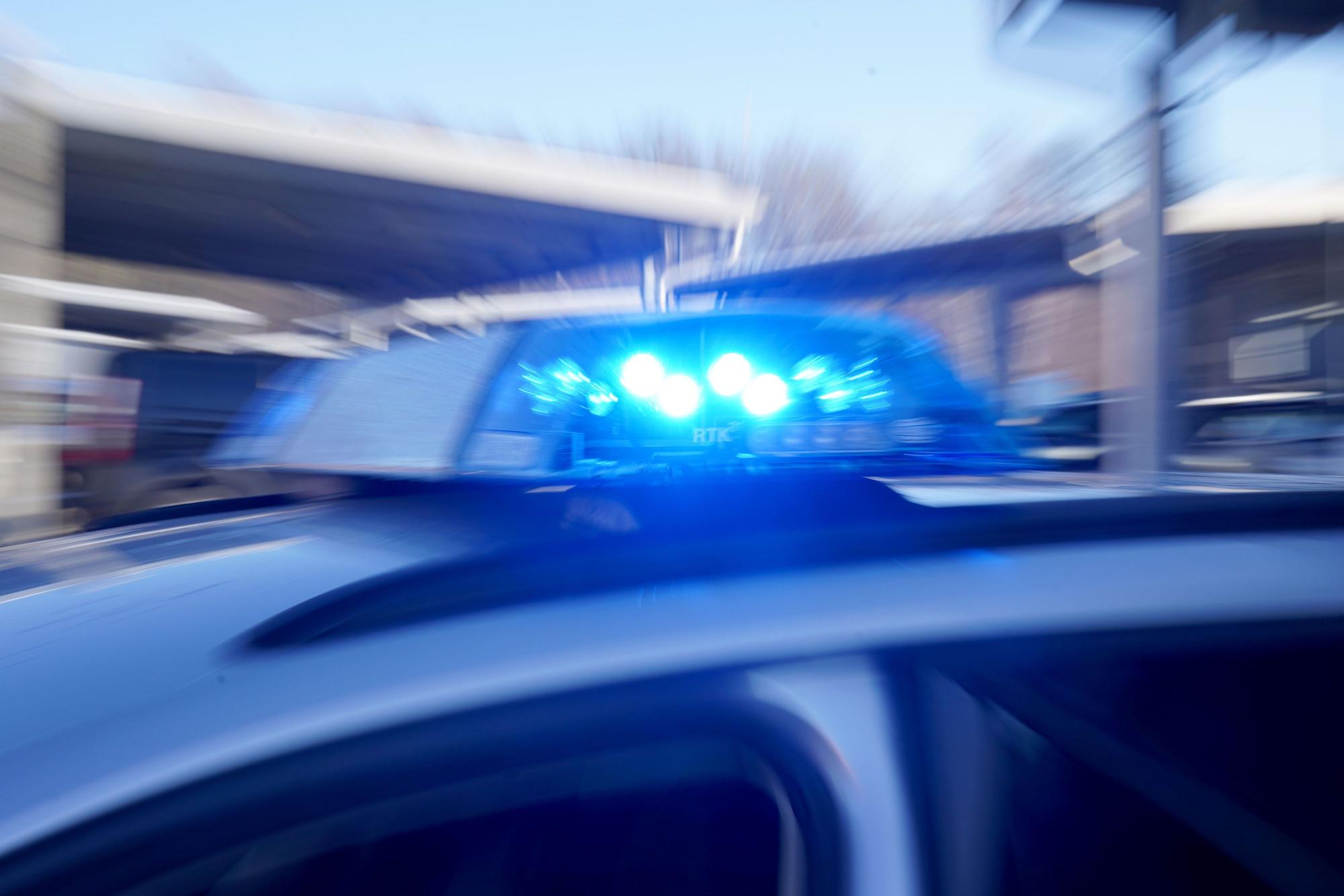 Ein 16-Jähriger ist auf der Flucht vor der Polizei in einem Cabrio rücksichtslos durch einen Gelsenkirchener Stadtteil gerast und hat mehrere rote Ampeln überfahren. (Symbolfoto)
