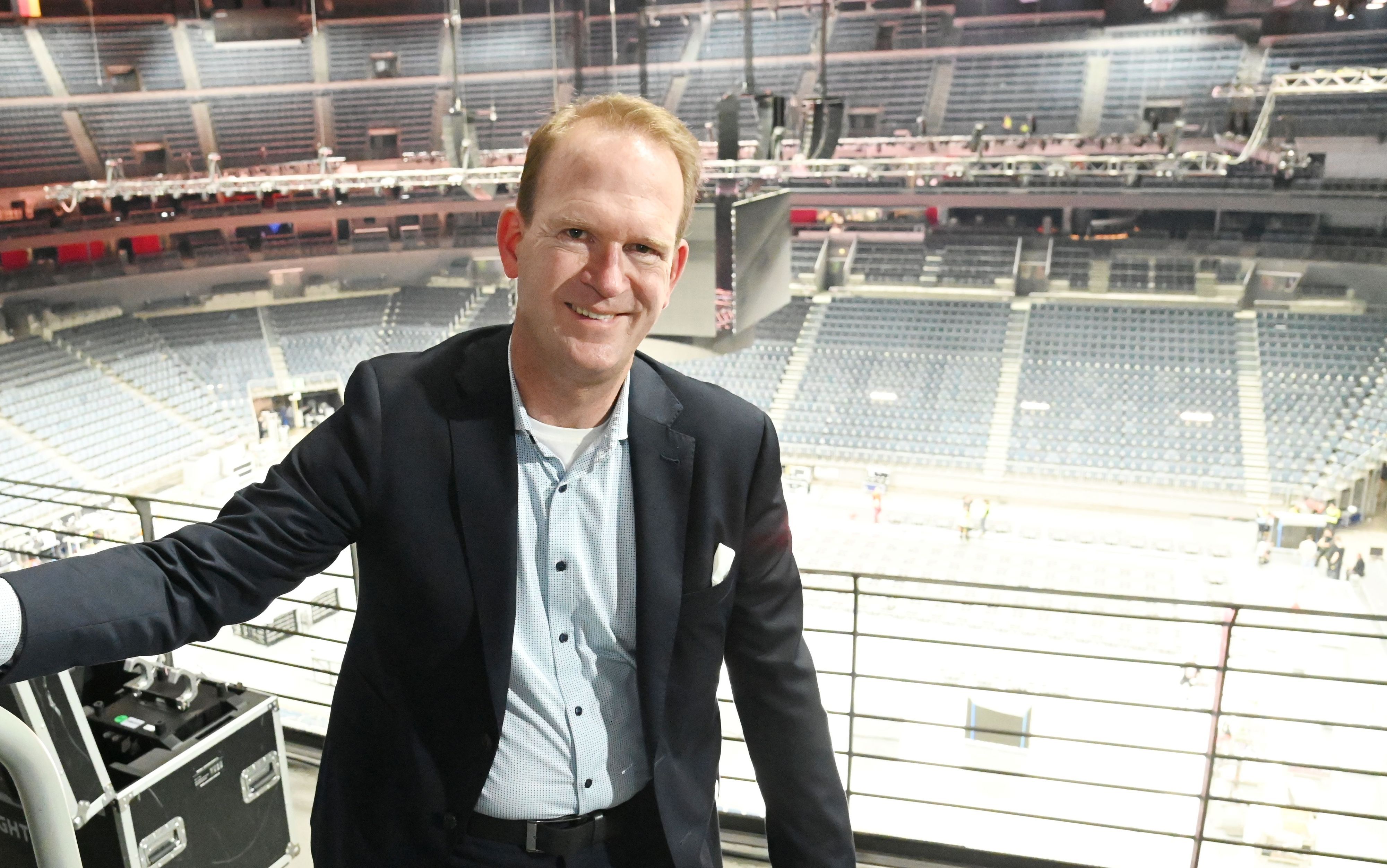 Stefan Löcher steht in der Lanxess-Arena.