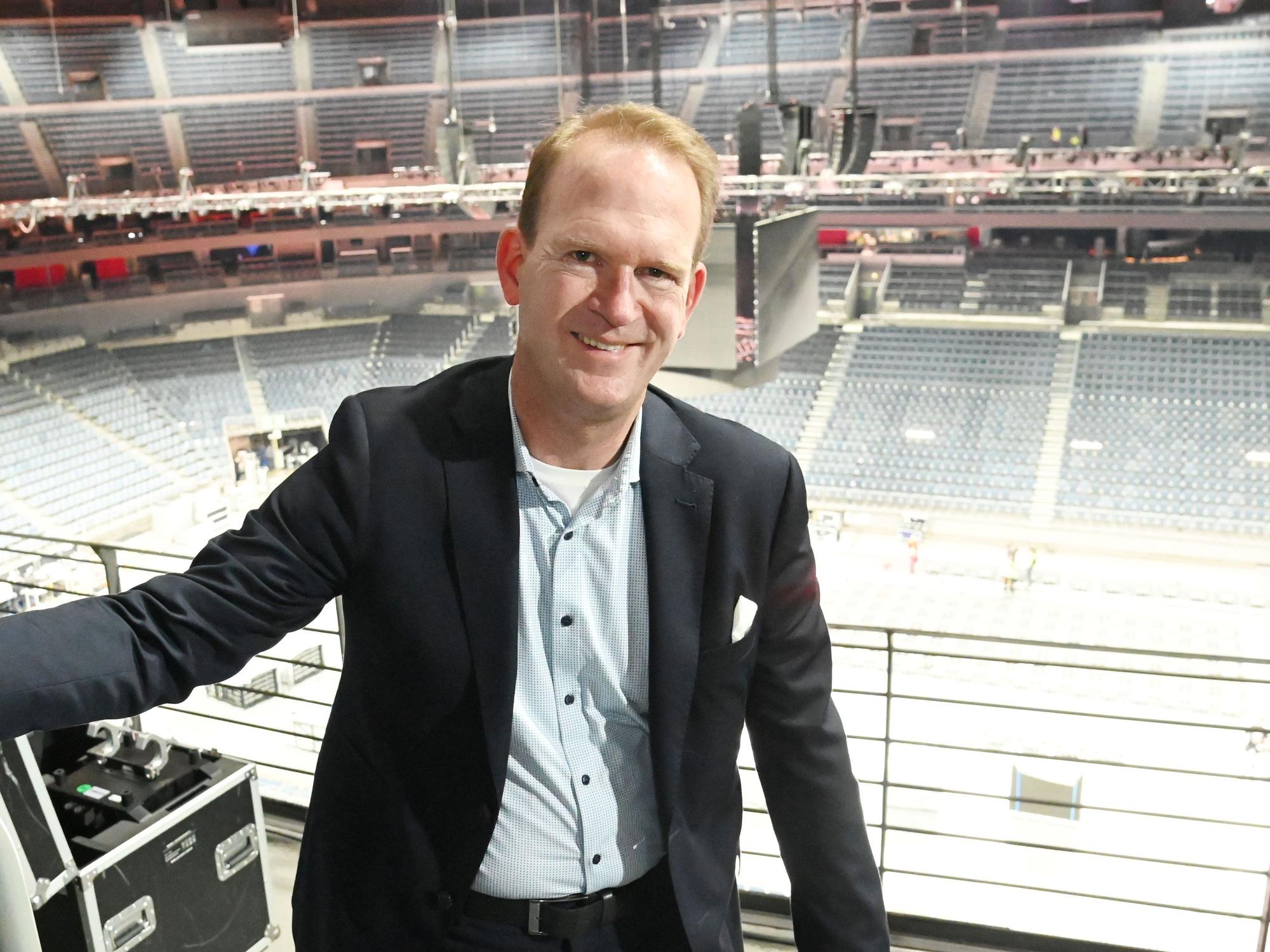 Stefan Löcher steht in der Lanxess-Arena.
