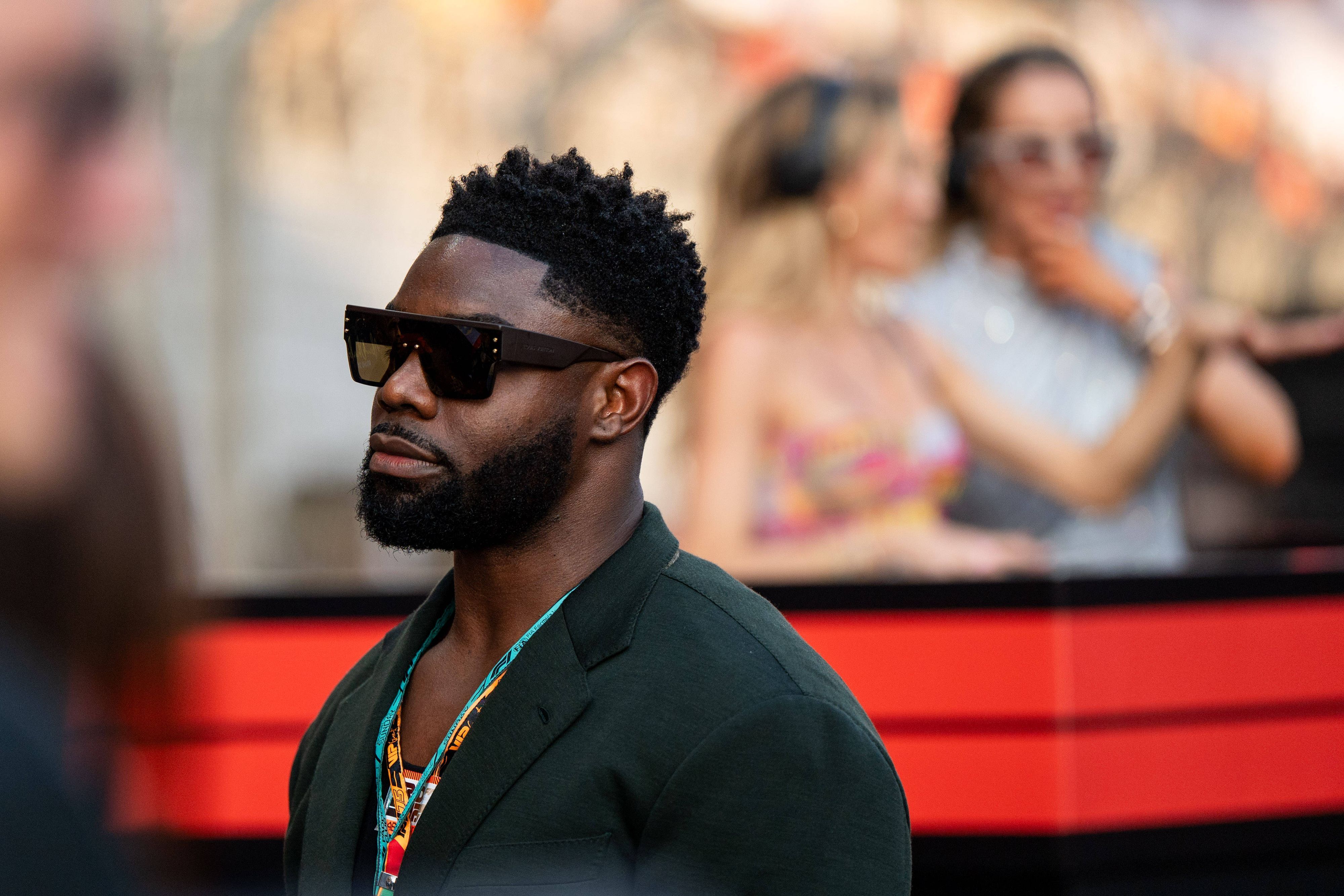Micah Richards mit Sonnenbrille als Zuschauer bei der Formel 1.