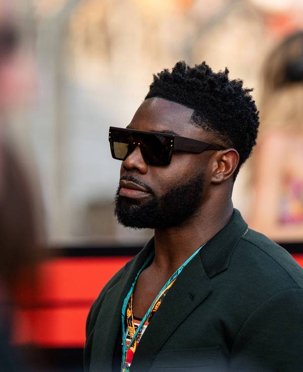 Micah Richards mit Sonnenbrille als Zuschauer bei der Formel 1.