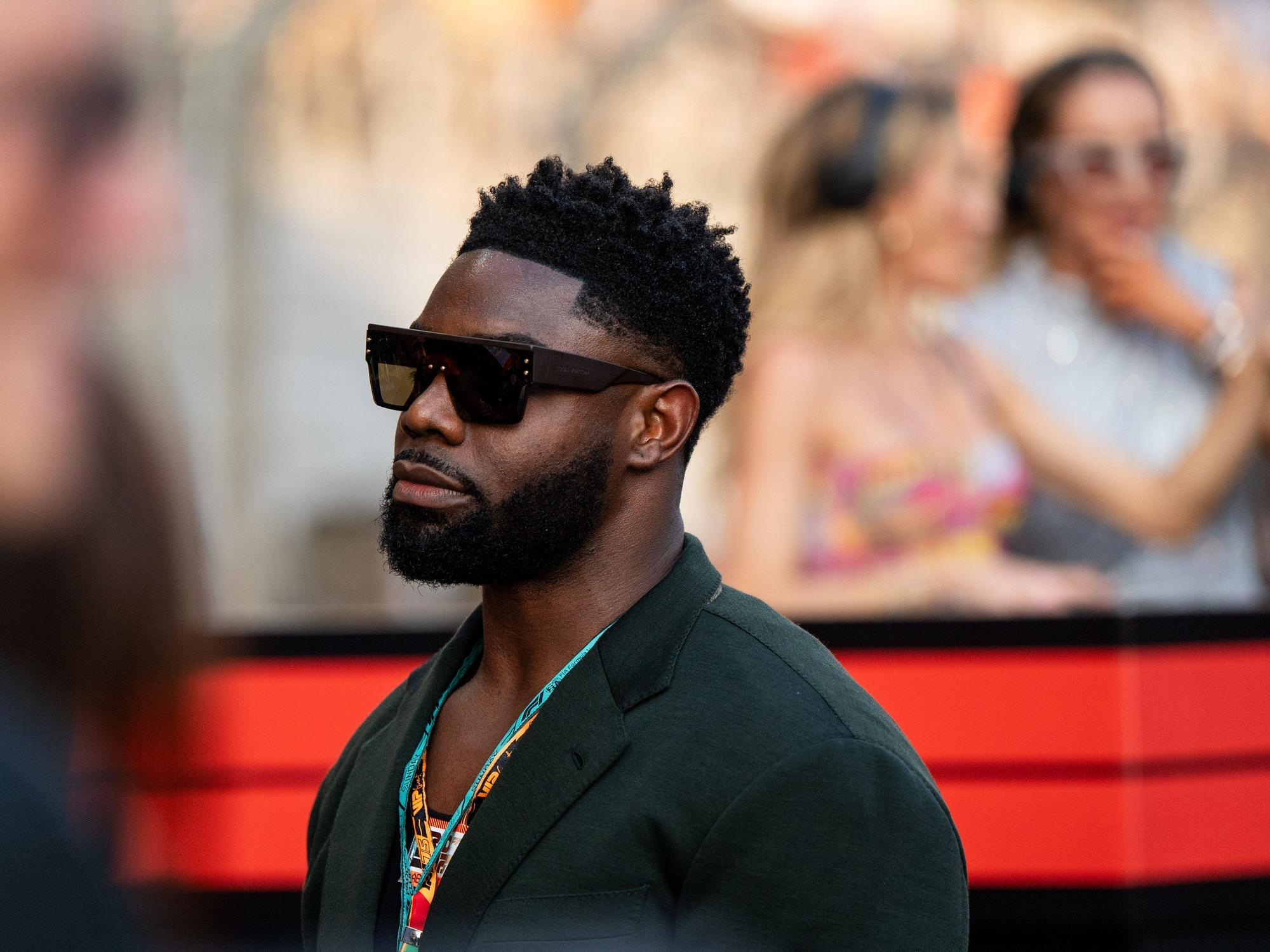 Micah Richards mit Sonnenbrille als Zuschauer bei der Formel 1.