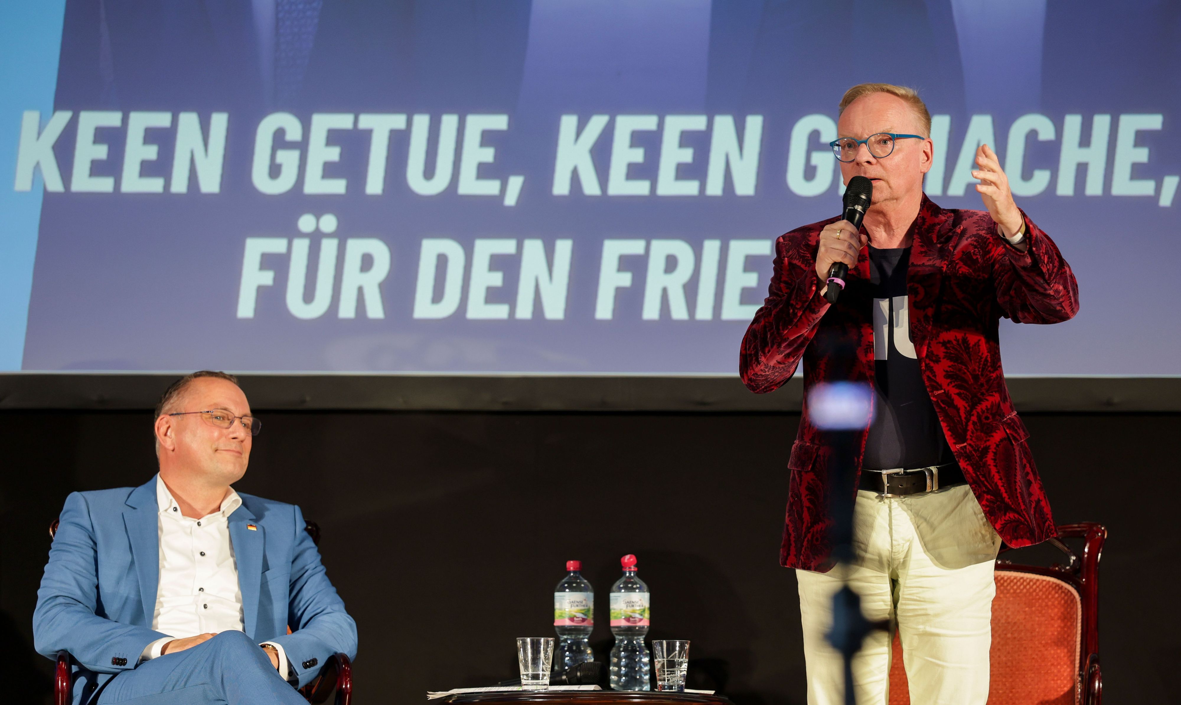 Kabarettist Uwe Steimle (r) spricht neben Tino Chrupalla (AfD) auf einer Veranstaltung der AfD Sachsen-Anhalt.