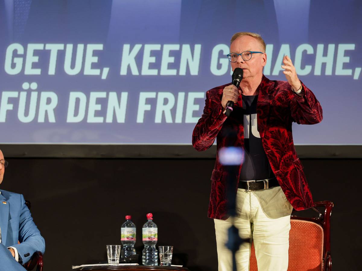 Kabarettist Uwe Steimle (r) spricht neben Tino Chrupalla (AfD) auf einer Veranstaltung der AfD Sachsen-Anhalt.