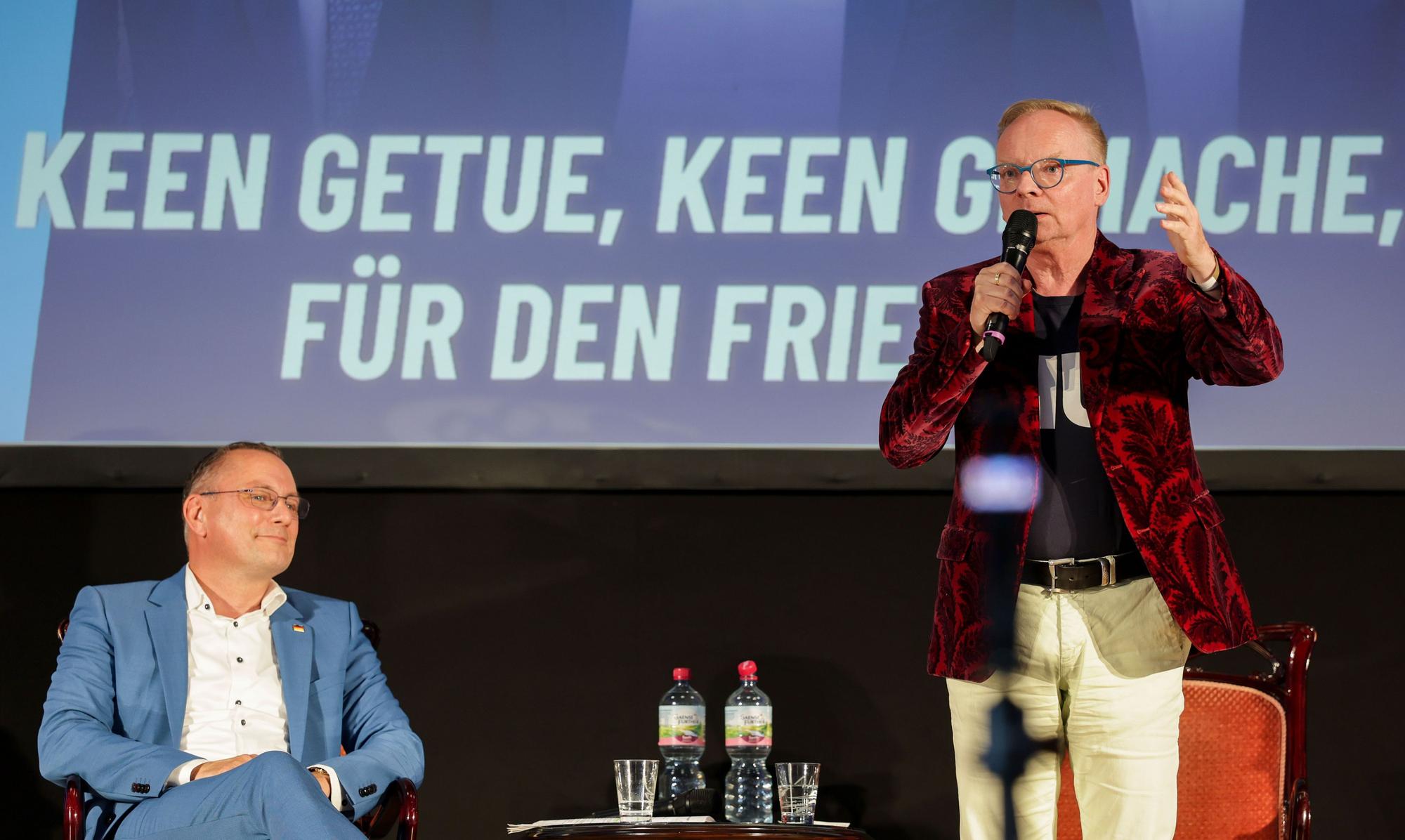 Kabarettist Uwe Steimle (r) spricht neben Tino Chrupalla (AfD) auf einer Veranstaltung der AfD Sachsen-Anhalt.