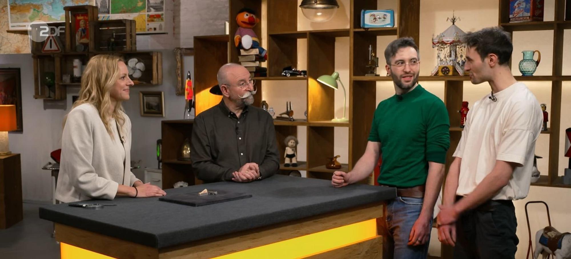 Die Brüder Timo (rechts) und Julian hatten das kuriose Stück im Nachlass ihrer Großmutter gefunden. (Bild: ZDF)