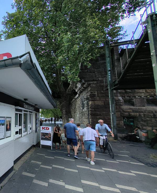 Das KD-Tickethäuschen an der Hohenzollernbrücke in Köln