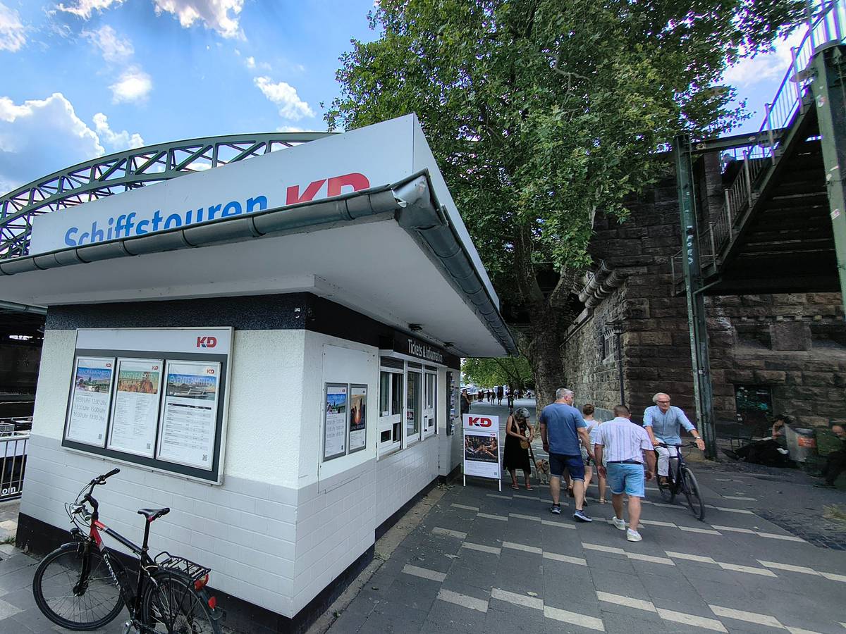 Das KD-Tickethäuschen an der Hohenzollernbrücke in Köln