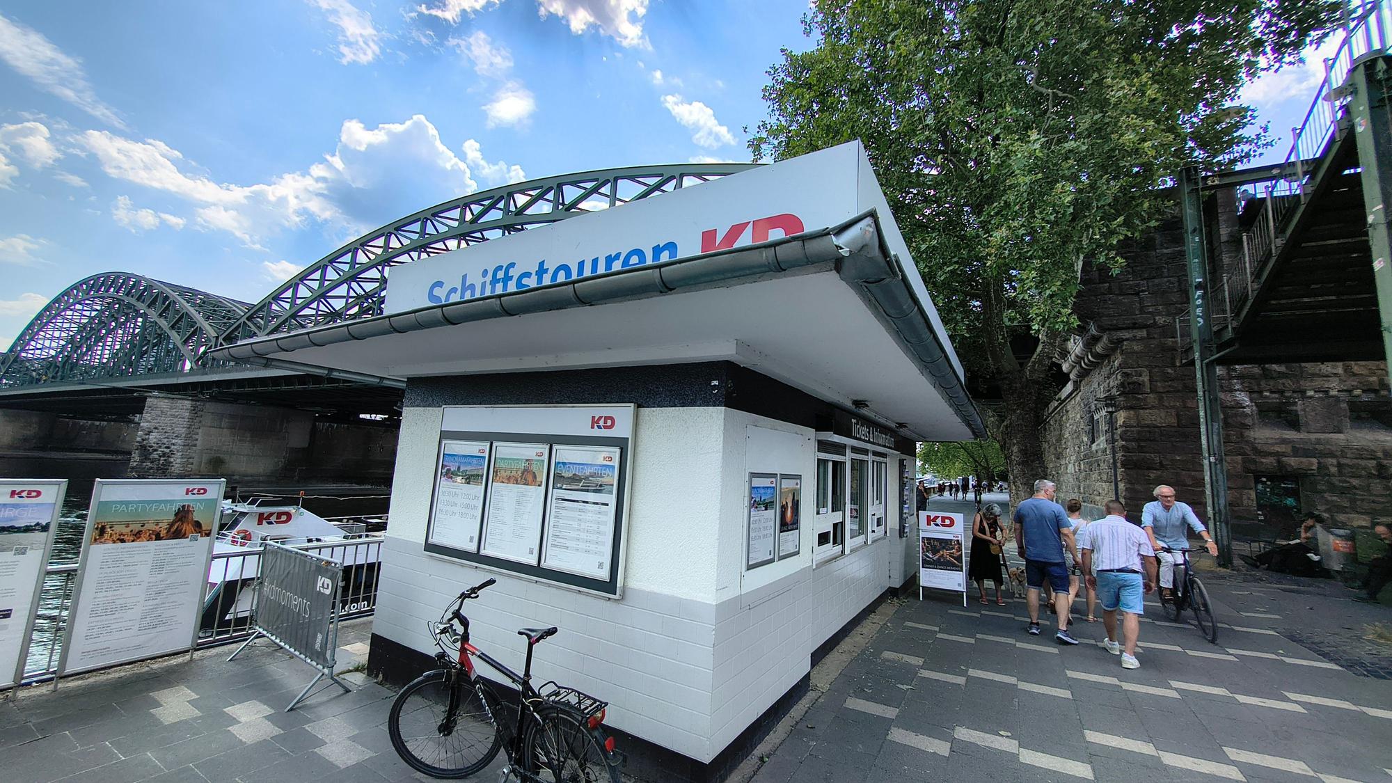 Das KD-Tickethäuschen an der Hohenzollernbrücke in Köln