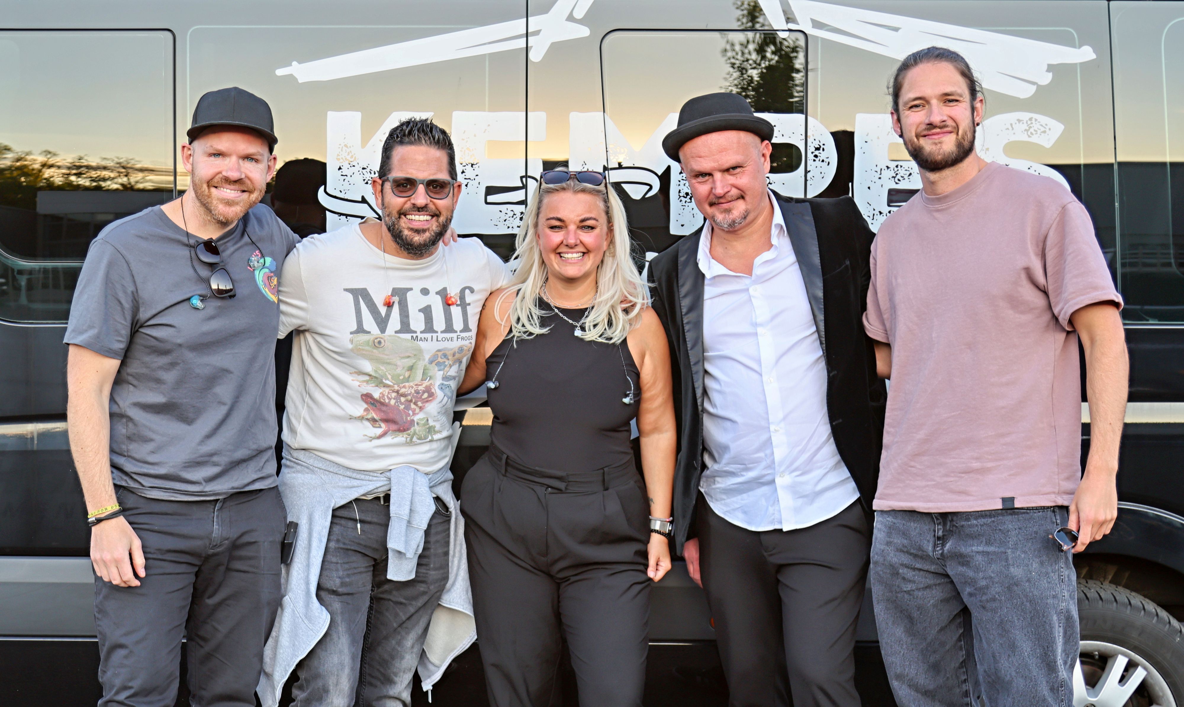 Gruppenfoto von Kempes Feinest am Bandbus.