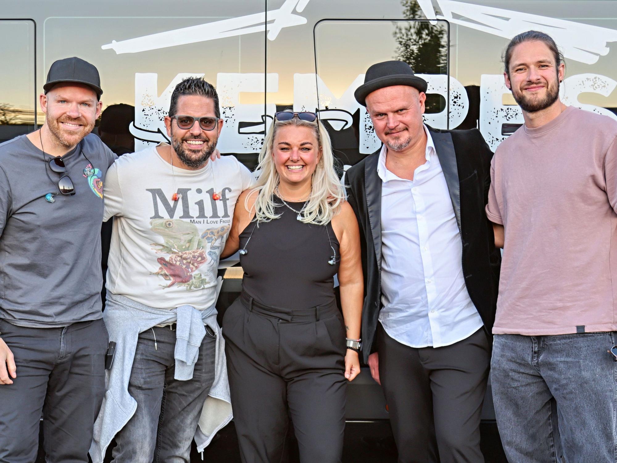 Gruppenfoto von Kempes Feinest am Bandbus.