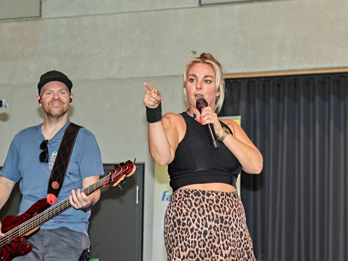Nici Kempermann mit seiner Band auf der Bühne.