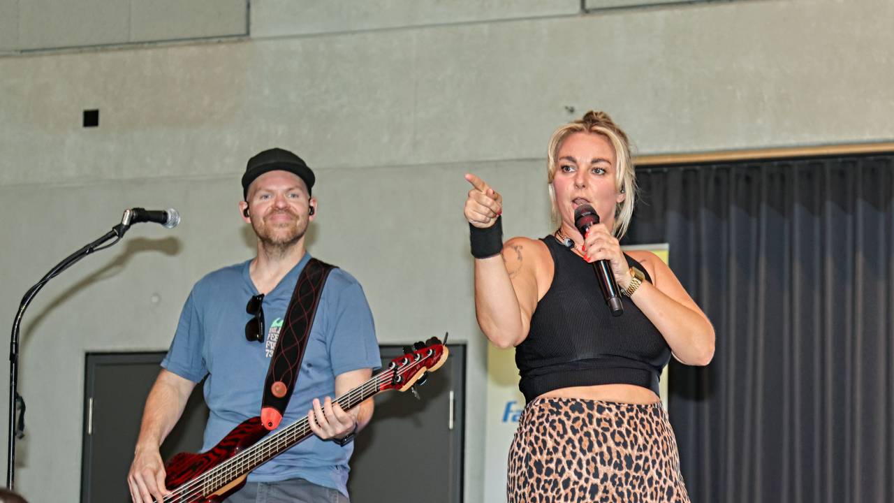 Nici Kempermann mit seiner Band auf der Bühne.