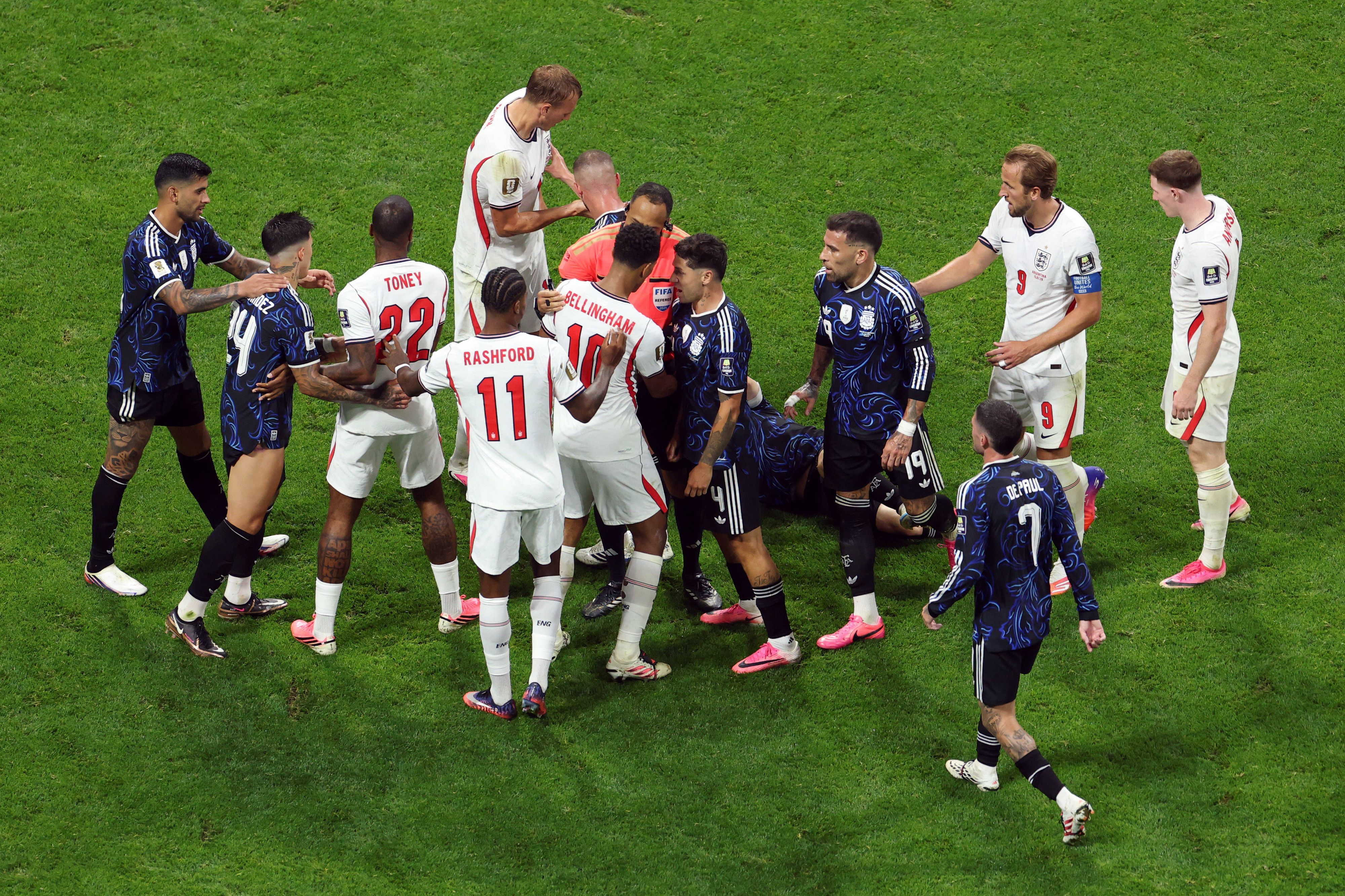 Rudelbildung beim WM-Spiel England - Argentinien.