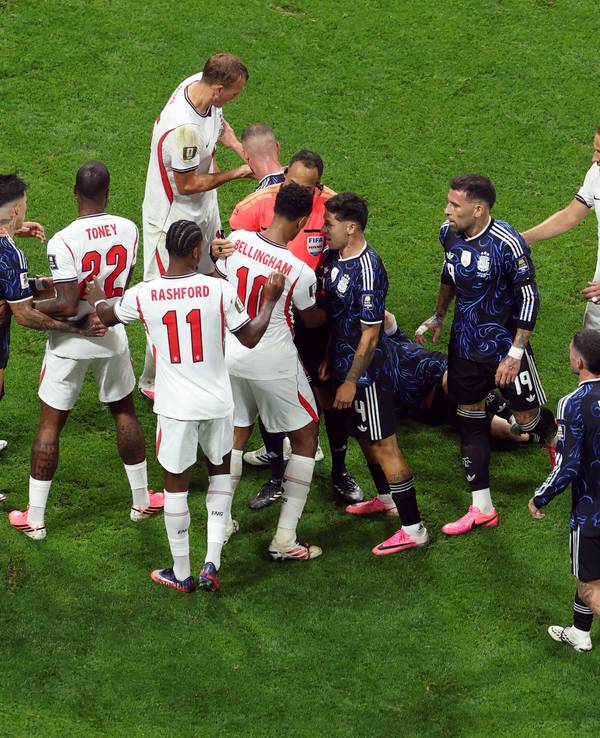 Rudelbildung beim WM-Spiel England - Argentinien.