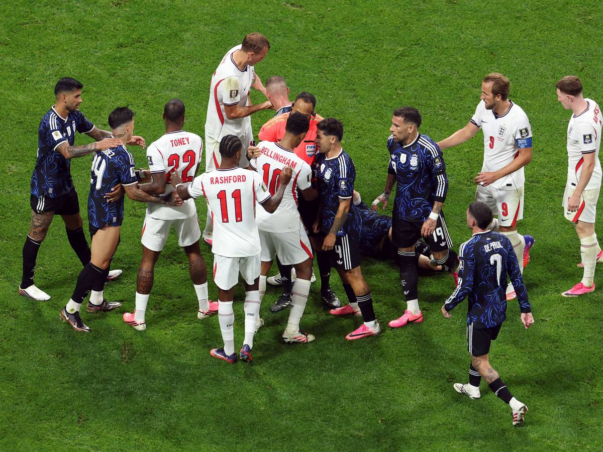 Rudelbildung beim WM-Spiel England - Argentinien.