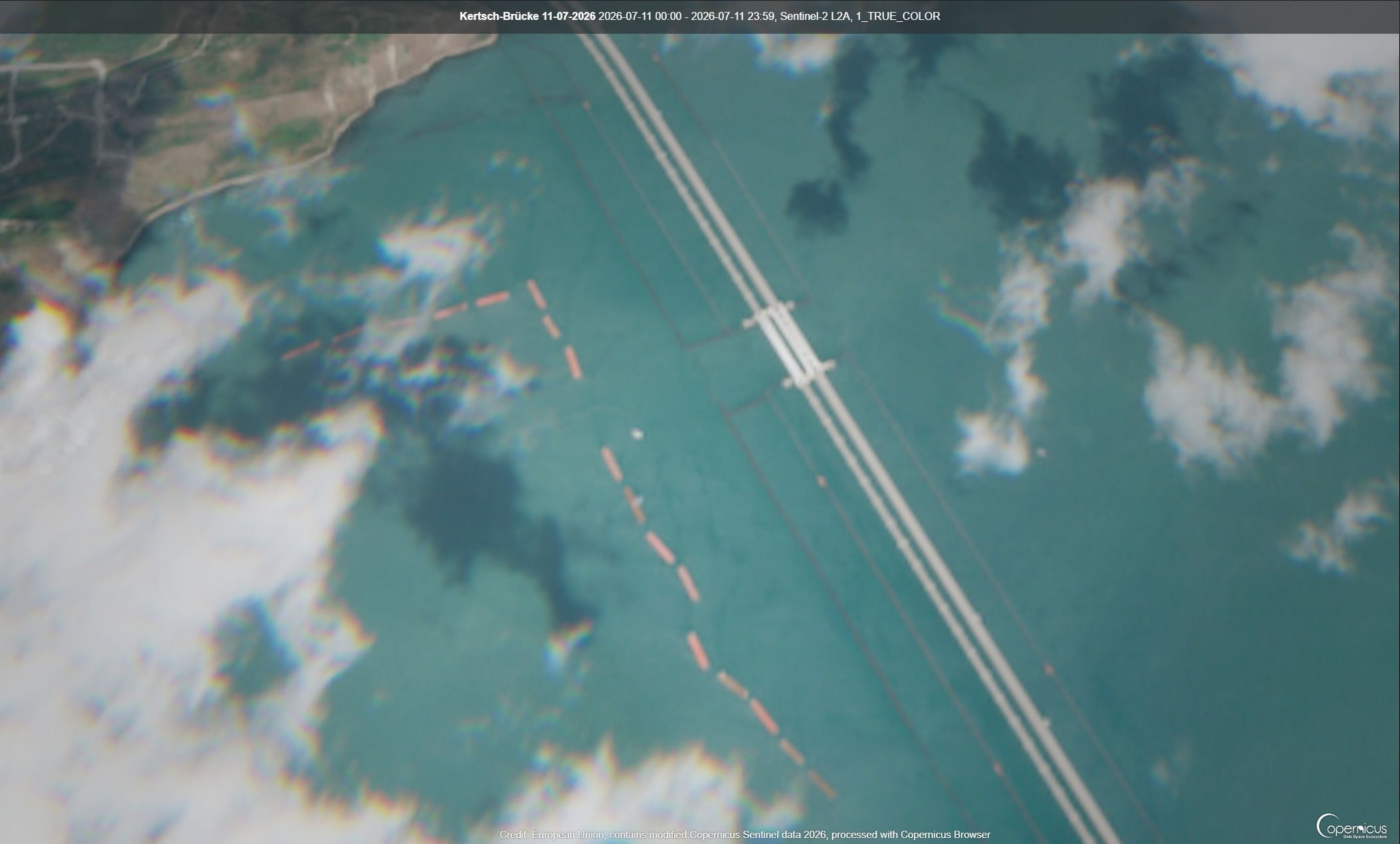 Das Satellitenbild zeigt die Krim-Brücke. Deutlich zu sehen ist, wie Russland versucht, den wichtigen Zugang zur Halbinsel zu befestigen: mit Lastkähnen vor der Brücke und schwimmenden Barrieren, um Seedrohnen abzuhalten.