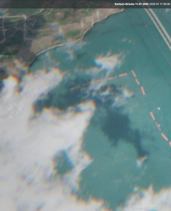 Das Satellitenbild zeigt die Krim-Brücke. Deutlich zu sehen ist, wie Russland versucht, den wichtigen Zugang zur Halbinsel zu befestigen: mit Lastkähnen vor der Brücke und schwimmenden Barrieren, um Seedrohnen abzuhalten.