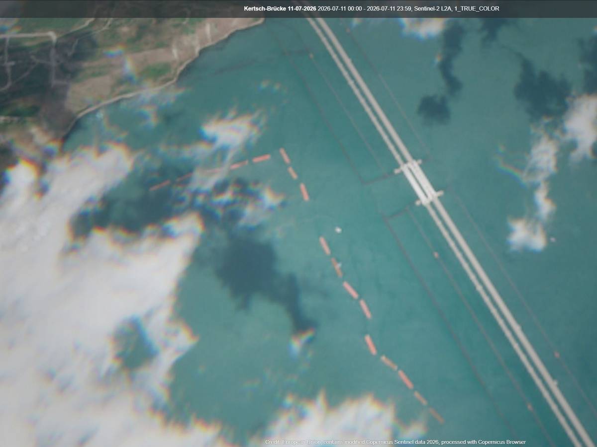 Das Satellitenbild zeigt die Krim-Brücke. Deutlich zu sehen ist, wie Russland versucht, den wichtigen Zugang zur Halbinsel zu befestigen: mit Lastkähnen vor der Brücke und schwimmenden Barrieren, um Seedrohnen abzuhalten.