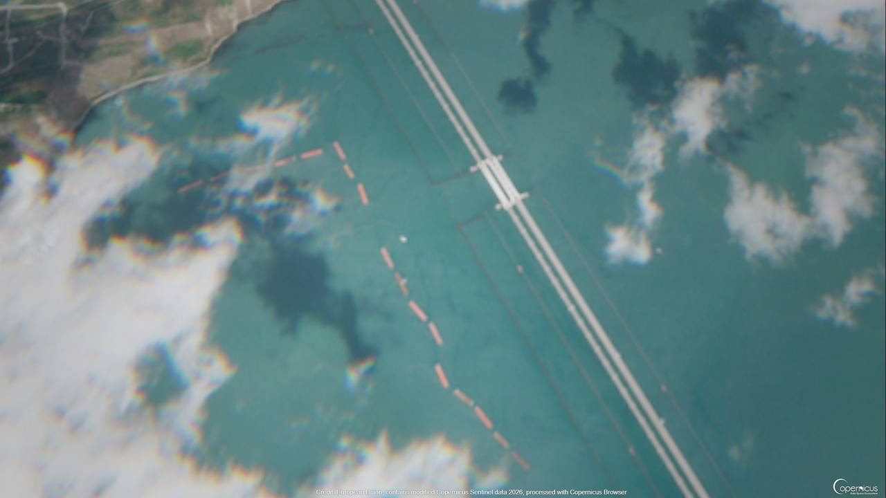 Das Satellitenbild zeigt die Krim-Brücke. Deutlich zu sehen ist, wie Russland versucht, den wichtigen Zugang zur Halbinsel zu befestigen: mit Lastkähnen vor der Brücke und schwimmenden Barrieren, um Seedrohnen abzuhalten.