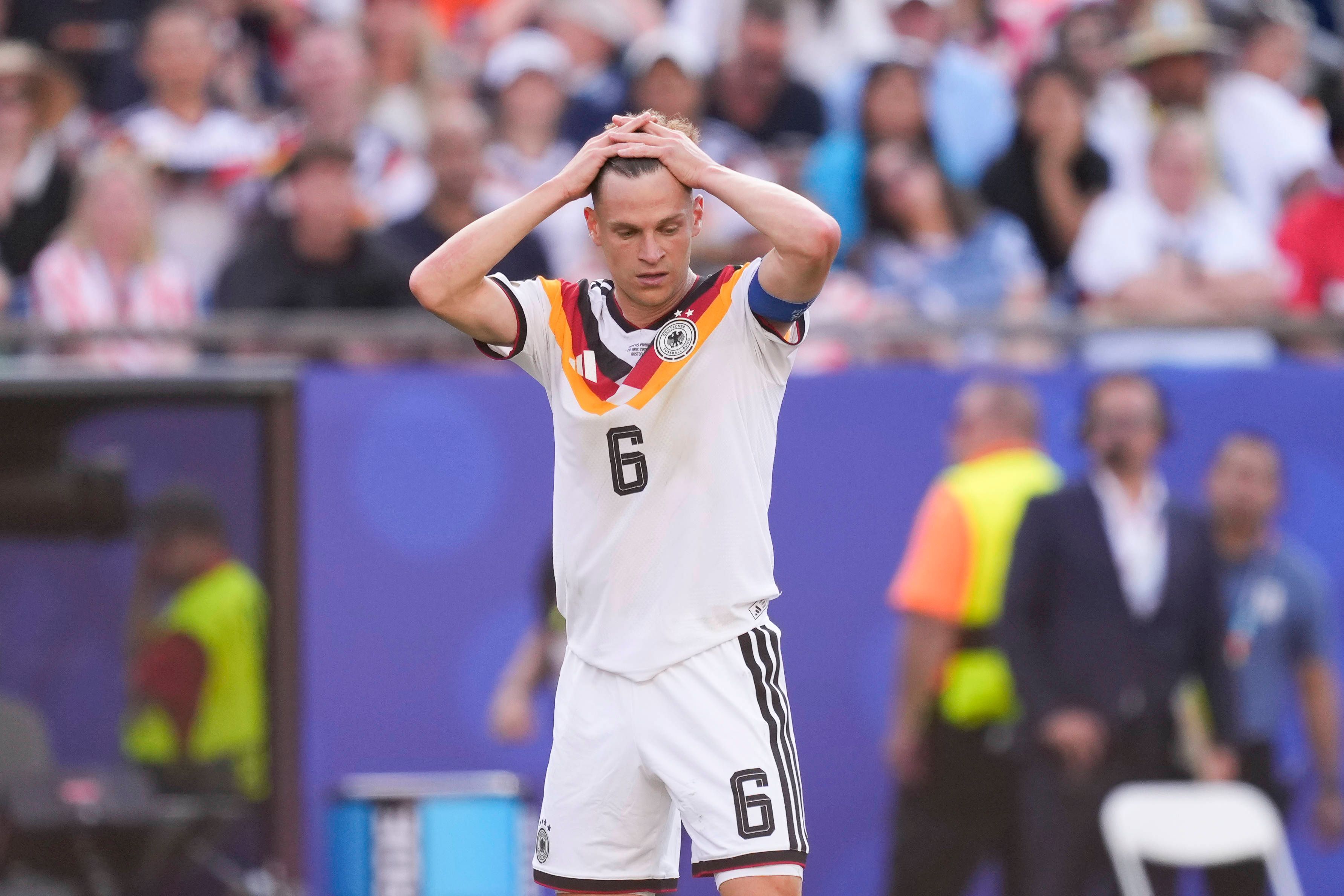 DFB-Kapitän Joshua Kimmich regaiert auf dem Feld gegen Paraguay mit bestürzter Mine.