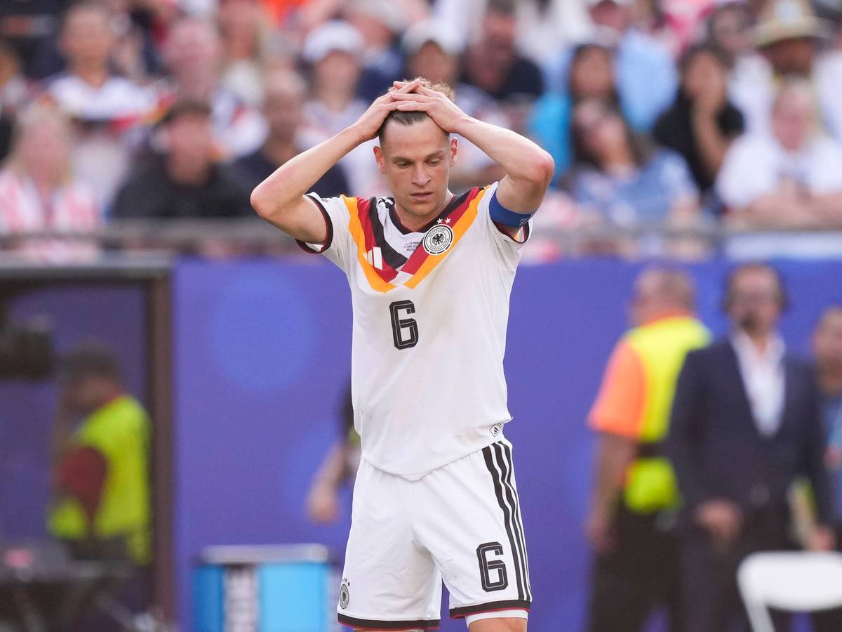 DFB-Kapitän Joshua Kimmich regaiert auf dem Feld gegen Paraguay mit bestürzter Mine.