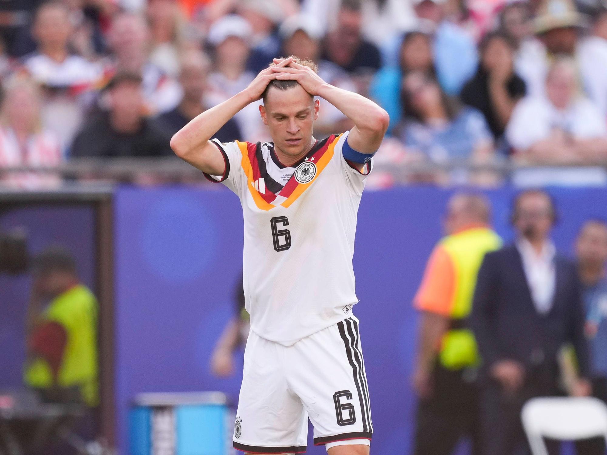 DFB-Kapitän Joshua Kimmich regaiert auf dem Feld gegen Paraguay mit bestürzter Mine.