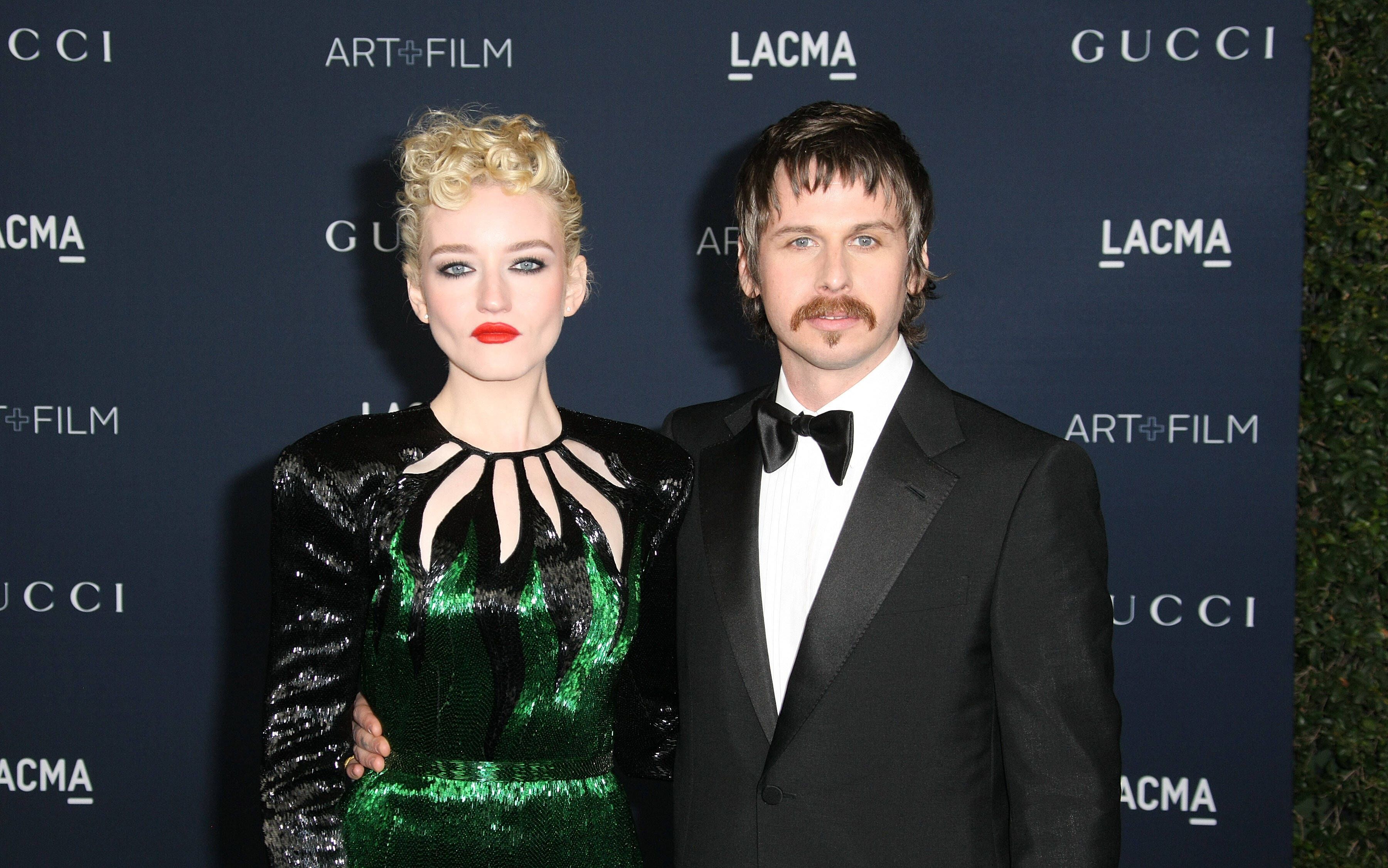 Julia Garner und Mark Foster