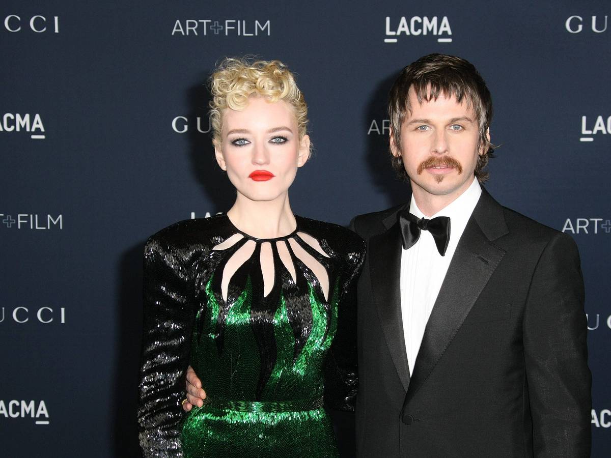Julia Garner und Mark Foster