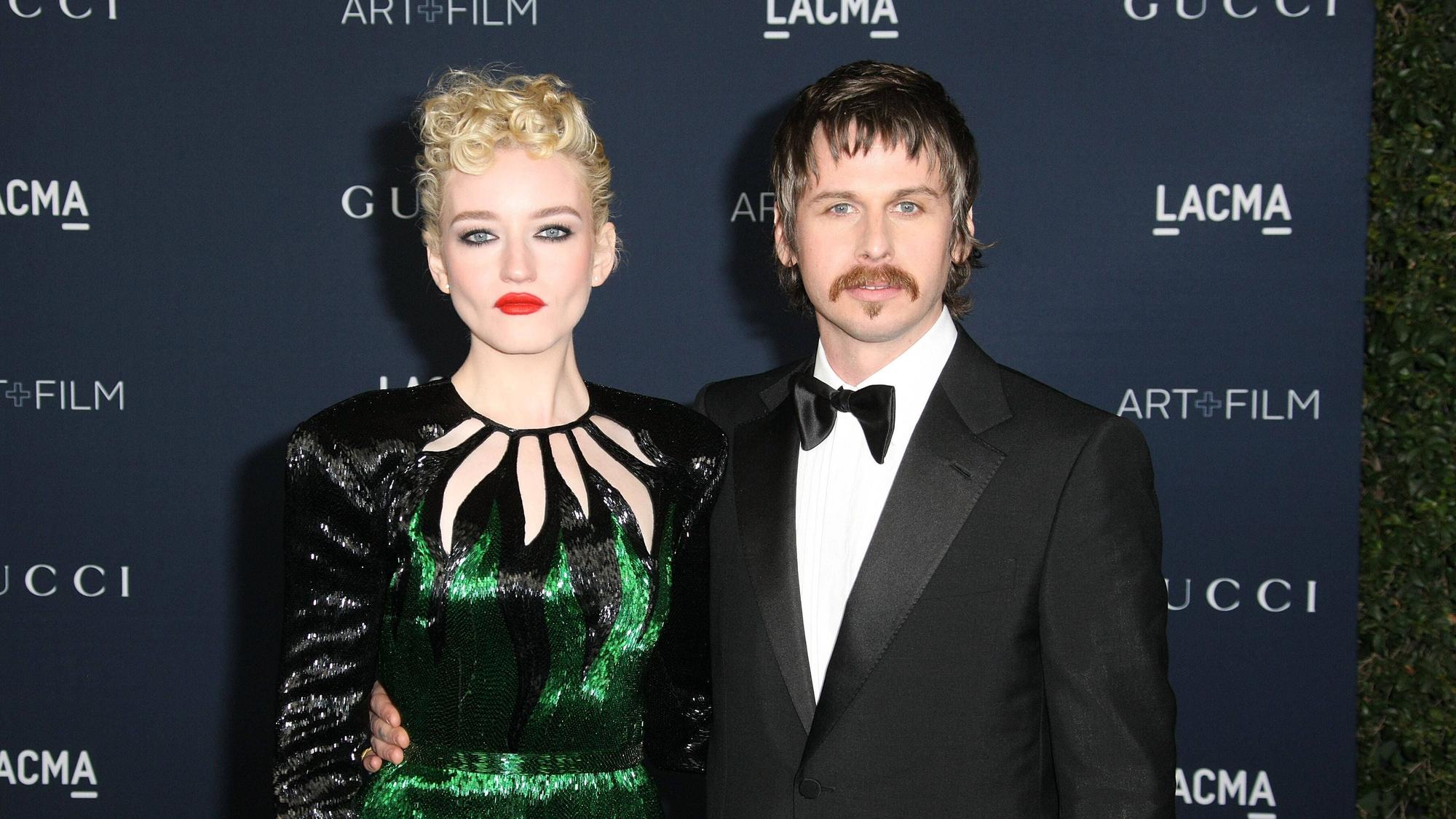 Julia Garner und Mark Foster