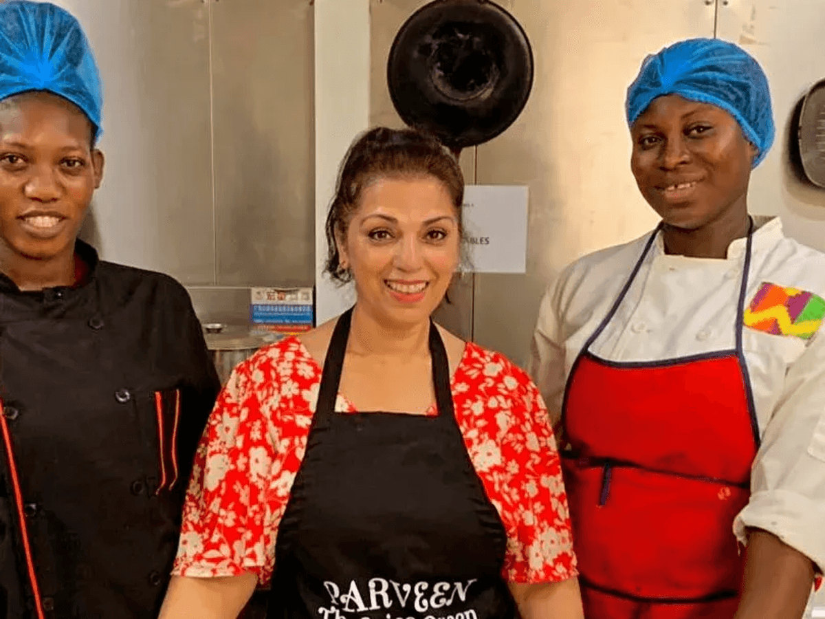 Parveen Ashraf posiert mit Kolleginnen.