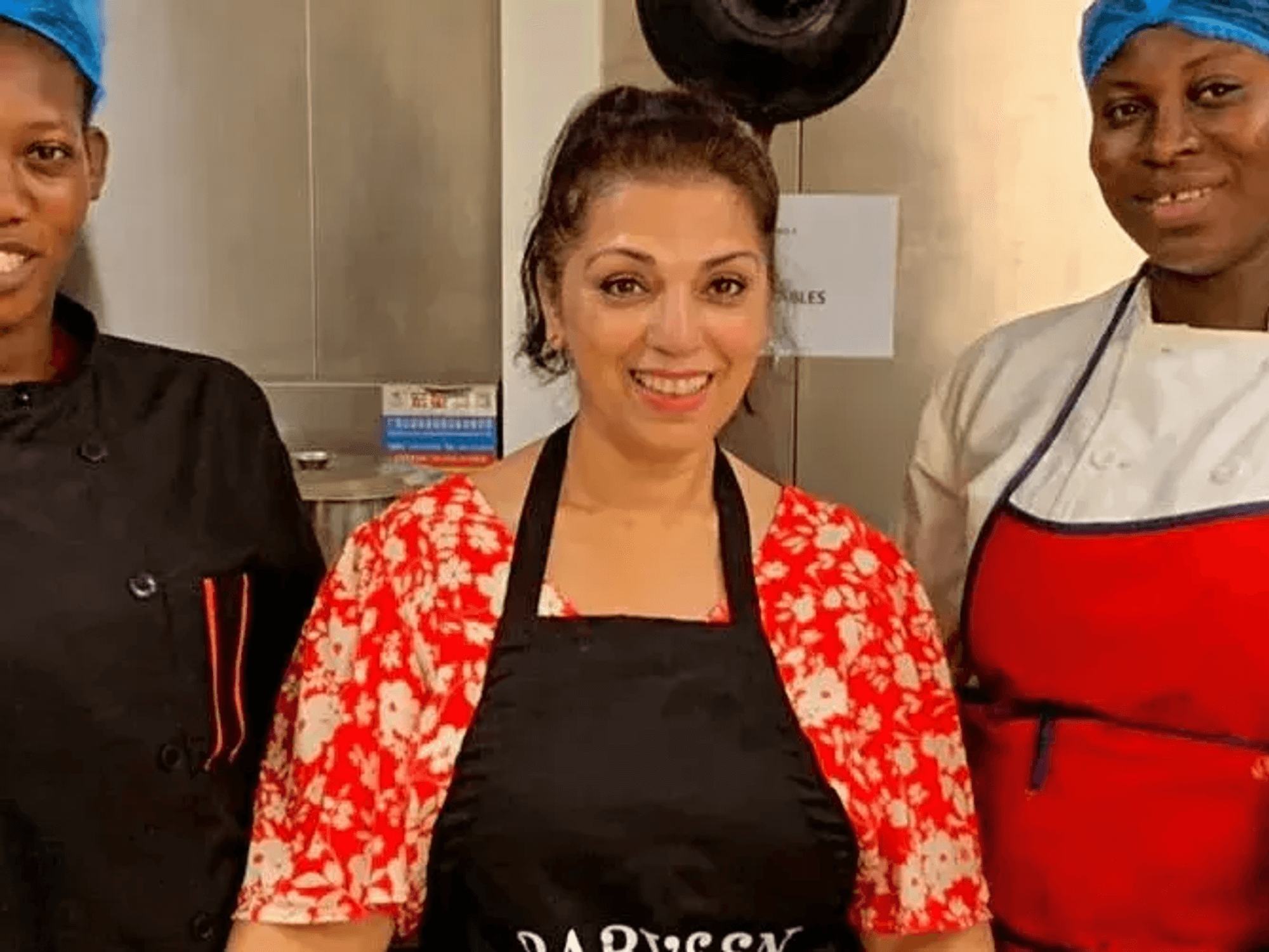 Parveen Ashraf posiert mit Kolleginnen.