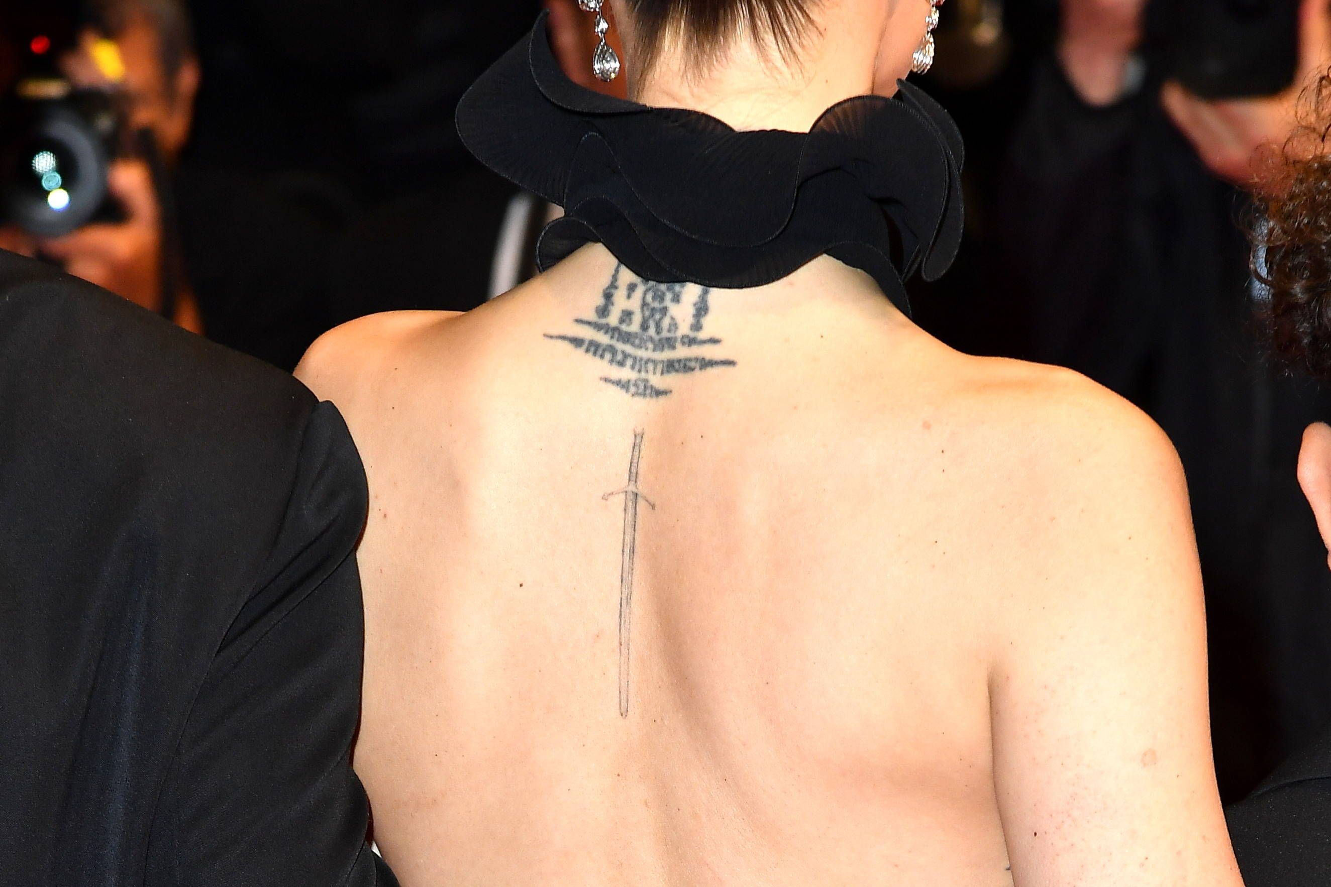 Rücken von Cara Delevingne beim Filmfestival in Cannes.