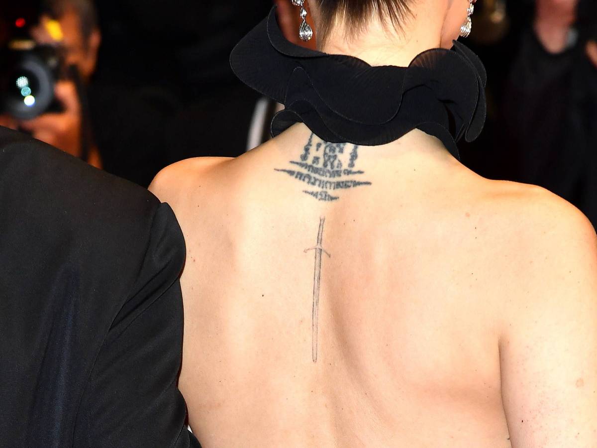 Rücken von Cara Delevingne beim Filmfestival in Cannes.