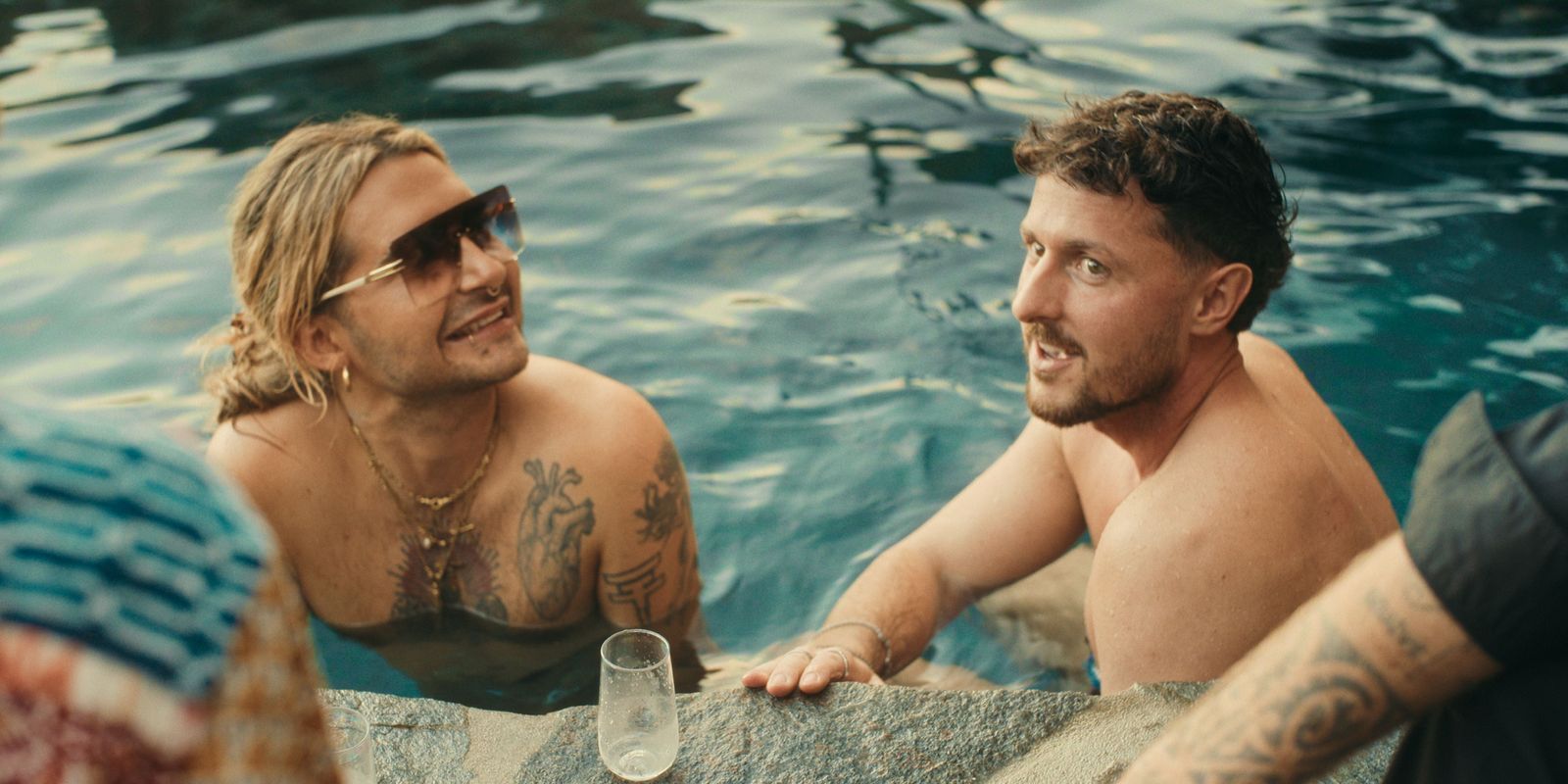 Auf einer Poolparty kamen sich Bill Kaulitz (links) und Jannik Kontalis näher. (Bild: Netflix)