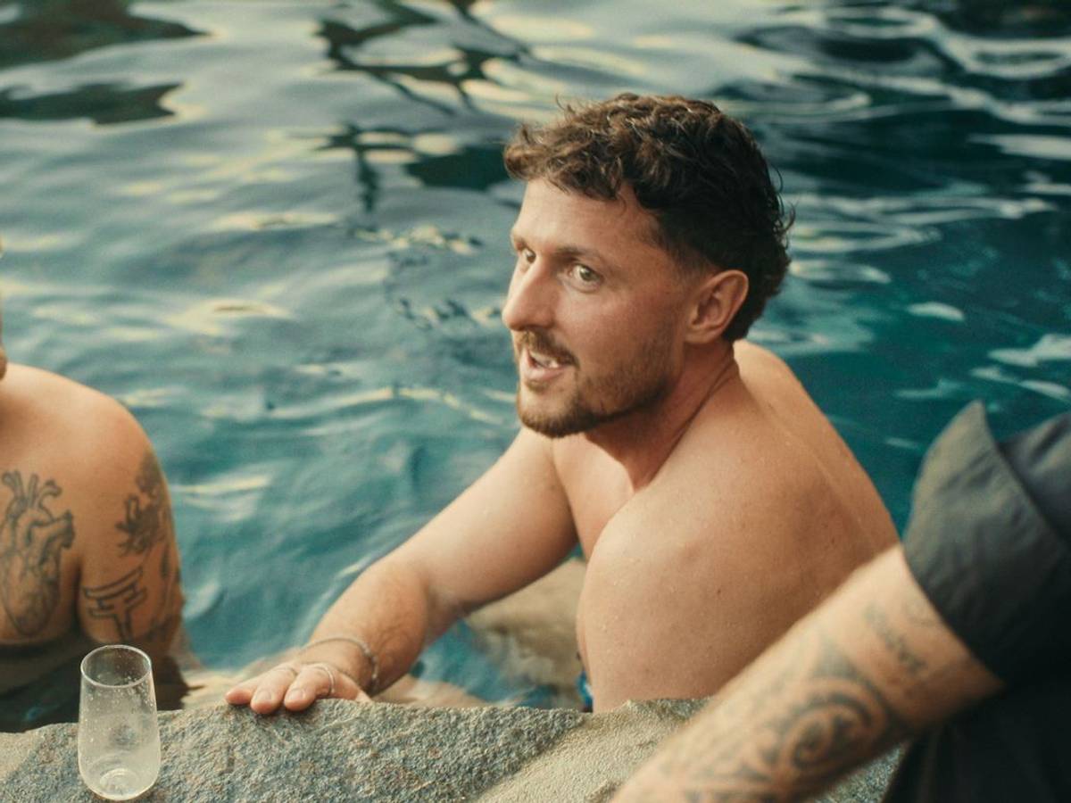 Auf einer Poolparty kamen sich Bill Kaulitz (links) und Jannik Kontalis näher. (Bild: Netflix)