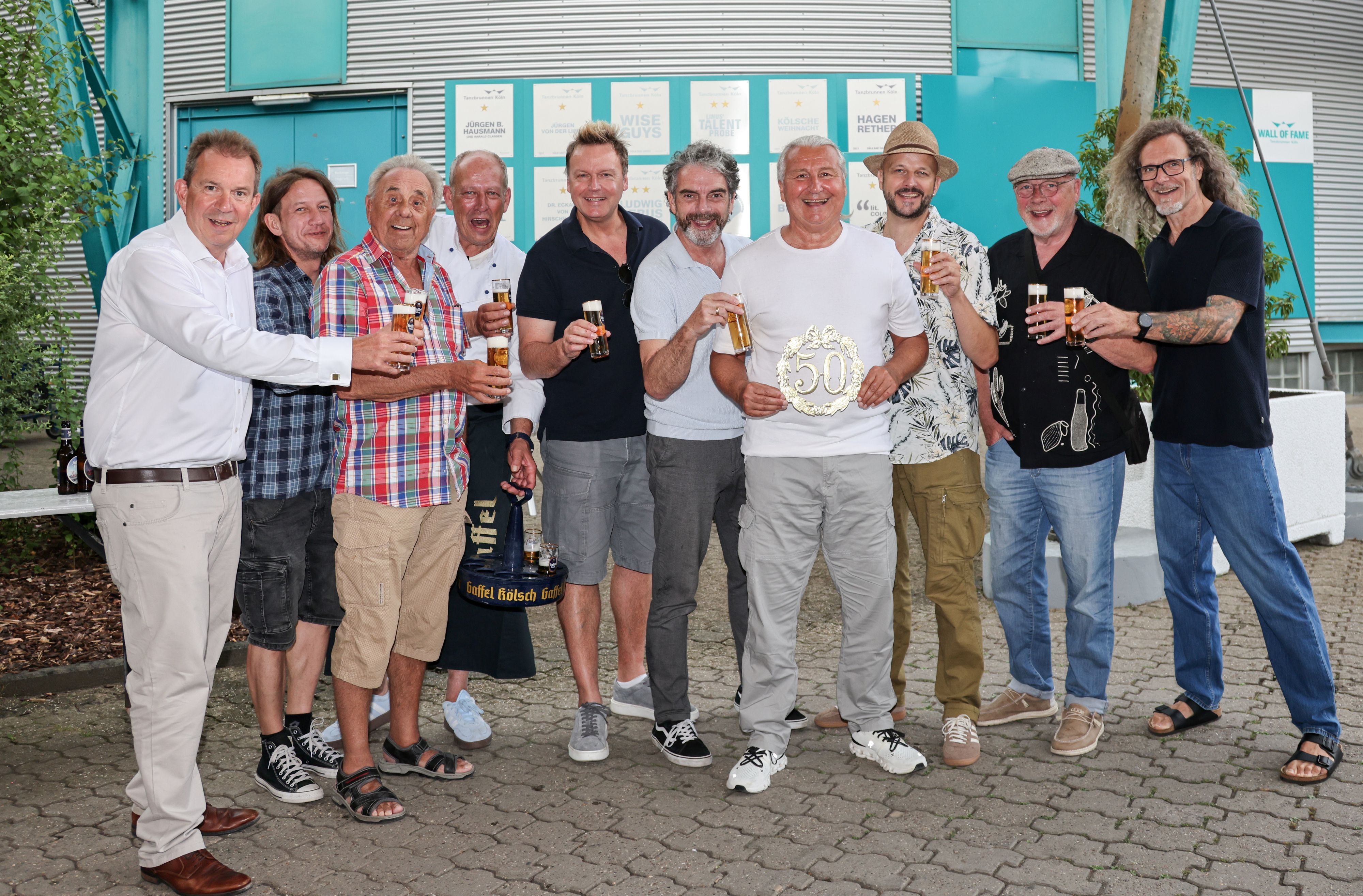 Die Bläck Fööss stoßen zum Jubiläum mit Kölsch an.