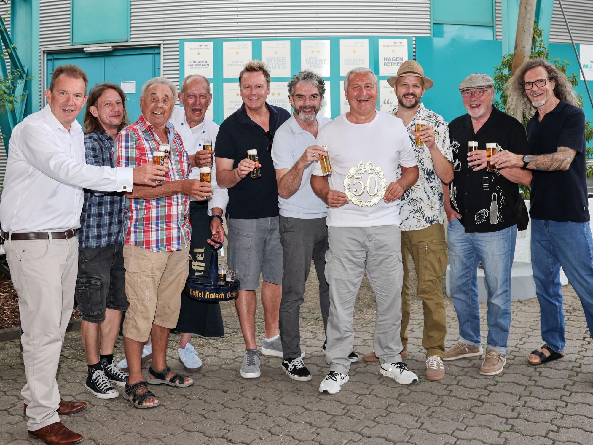 Die Bläck Fööss stoßen zum Jubiläum mit Kölsch an.