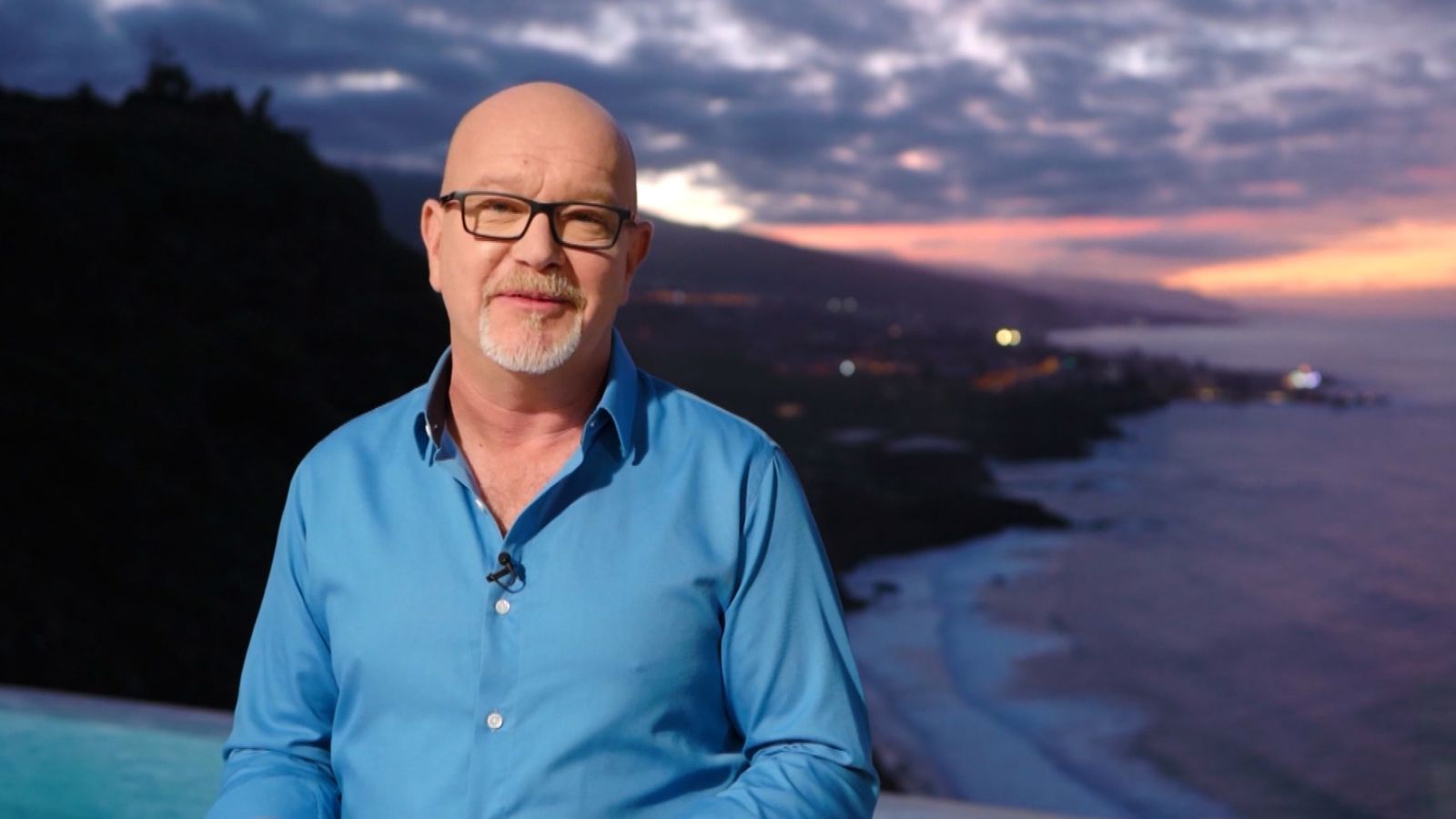 „Achtung Abzocke“-Moderator Peter Giesel warnt im Interview vor Fake-Ferienwohnungen. Das sei besonders in Kroatien ein „massives Problem“. (Bild: Joyn)