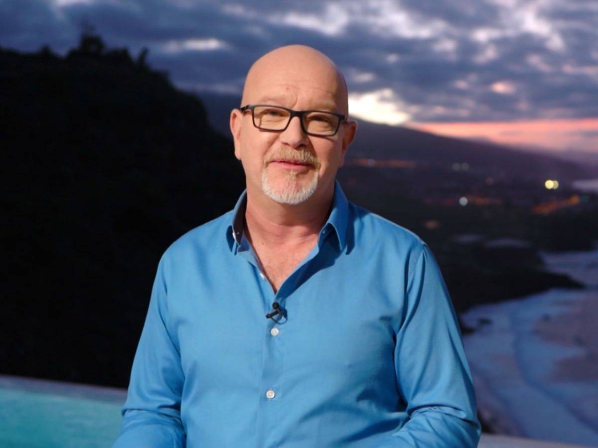 „Achtung Abzocke“-Moderator Peter Giesel warnt im Interview vor Fake-Ferienwohnungen. Das sei besonders in Kroatien ein „massives Problem“. (Bild: Joyn)