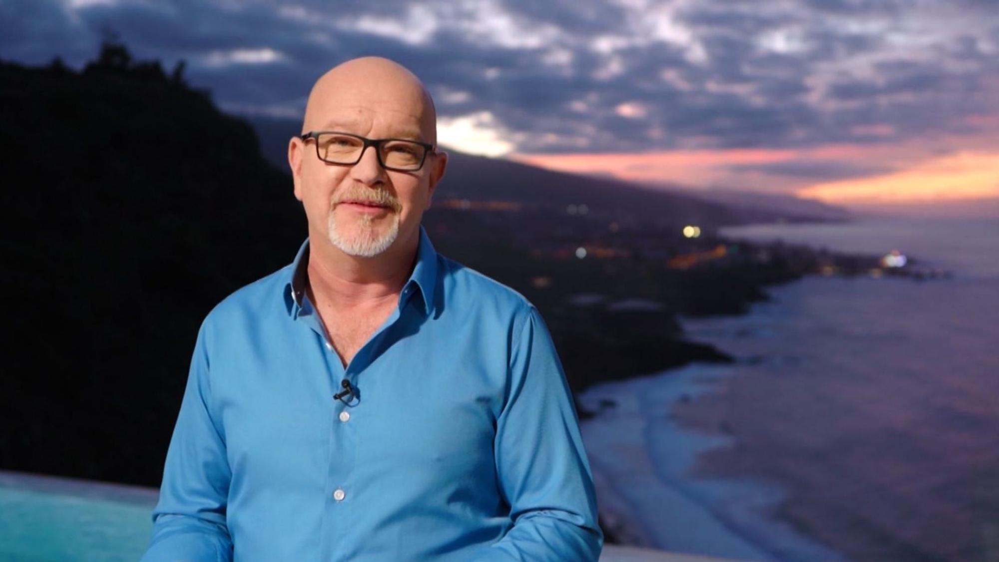 „Achtung Abzocke“-Moderator Peter Giesel warnt im Interview vor Fake-Ferienwohnungen. Das sei besonders in Kroatien ein „massives Problem“. (Bild: Joyn)