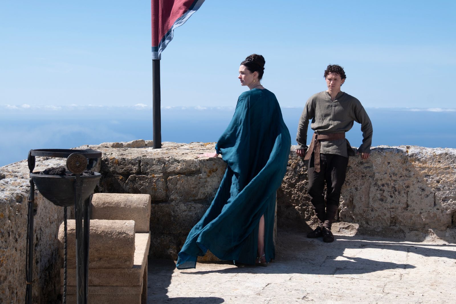 Königin Penelope (Anne Hathaway) und ihr Sohn Telemachos (Tom Holland) fragen sich, wo Odysseus wohl bleiben mag.  (Bild: Universal Studios)