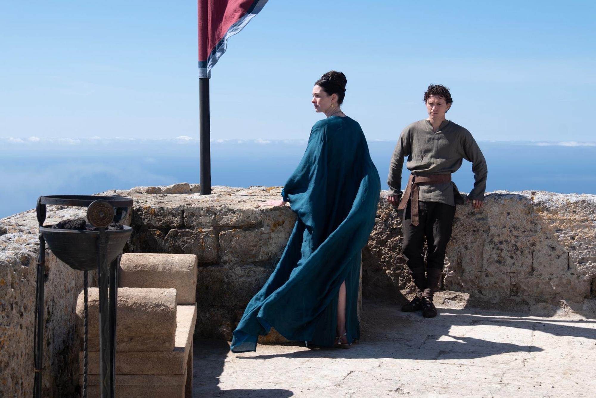 Königin Penelope (Anne Hathaway) und ihr Sohn Telemachos (Tom Holland) fragen sich, wo Odysseus wohl bleiben mag. (Bild: Universal Studios)