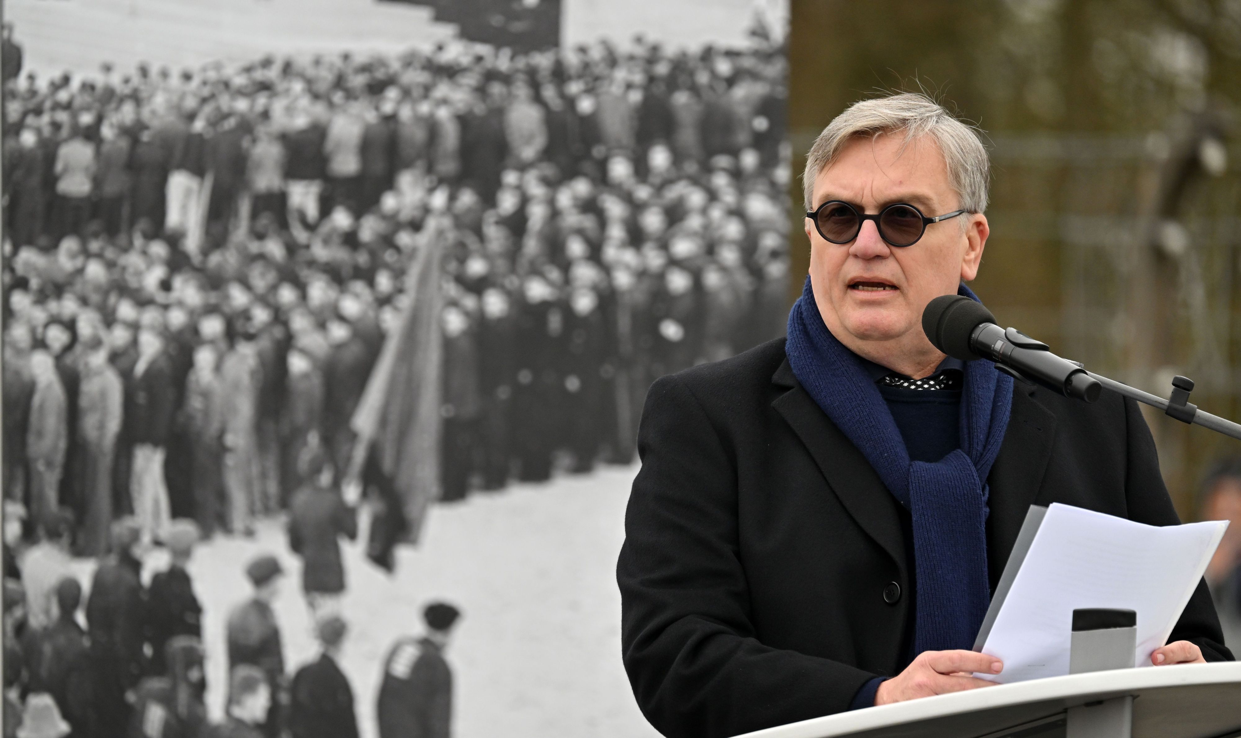 Hape Kerkeling, Enkel eines ehemaligen Häftlings, hält eine Ansprache beim Festakt zum 81. Jahrestag der Befreiung des Konzentrationslagers Buchenwald.