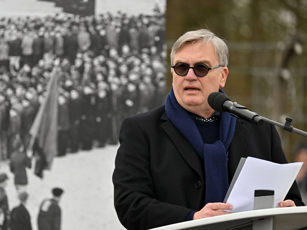 Hape Kerkeling, Enkel eines ehemaligen Häftlings, hält eine Ansprache beim Festakt zum 81. Jahrestag der Befreiung des Konzentrationslagers Buchenwald.