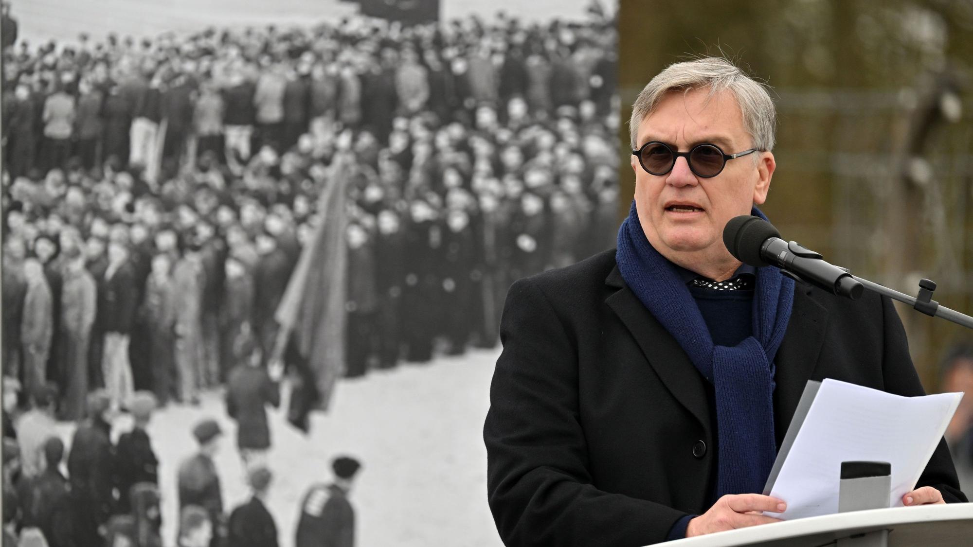 Hape Kerkeling, Enkel eines ehemaligen Häftlings, hält eine Ansprache beim Festakt zum 81. Jahrestag der Befreiung des Konzentrationslagers Buchenwald.